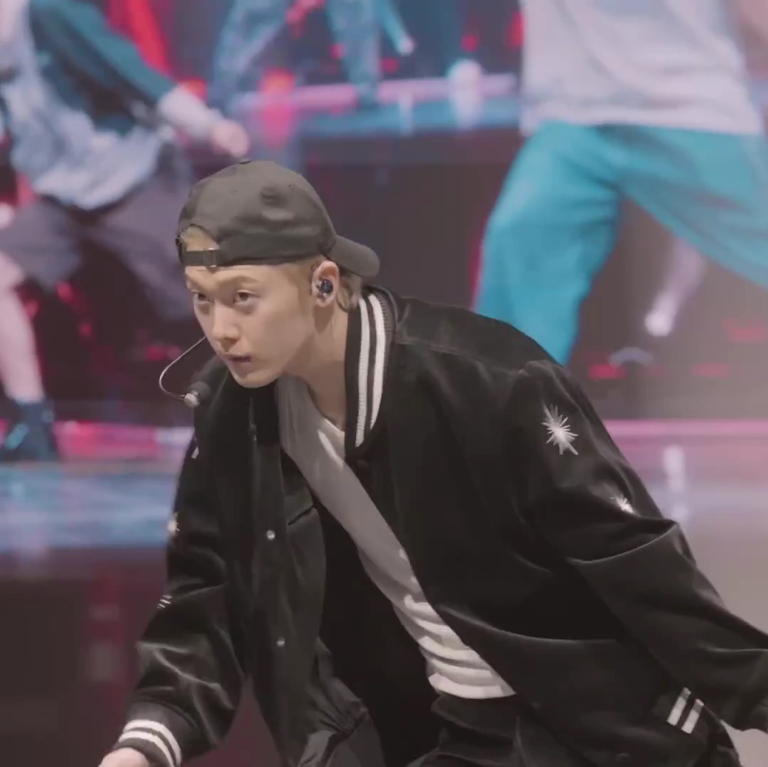 STU Embroidery Velvet Varsity Black 착용 스타일 - 4