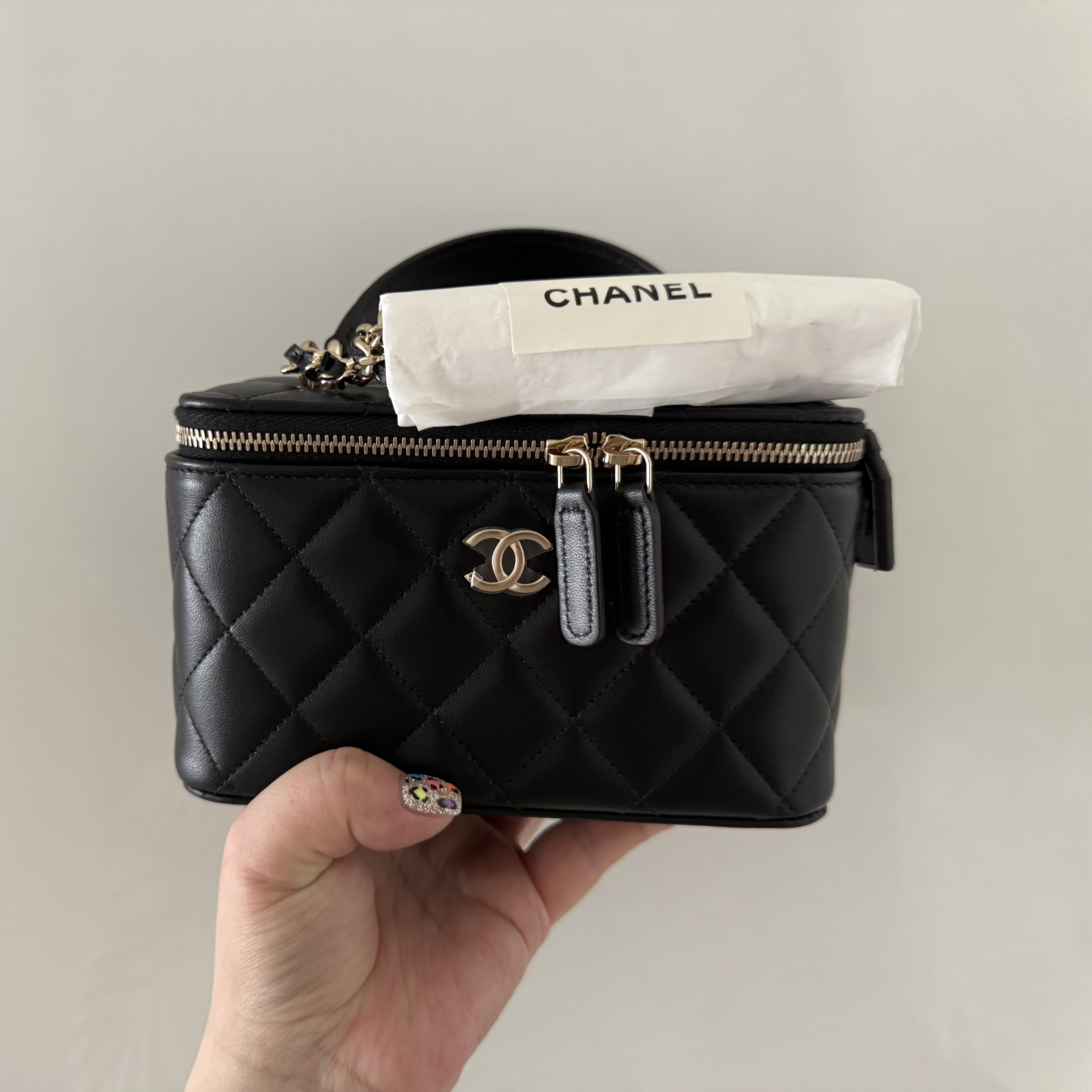 Chanel Vanity With Chain Lambskin & Gold Black (Inside Mirror) 착용 스타일