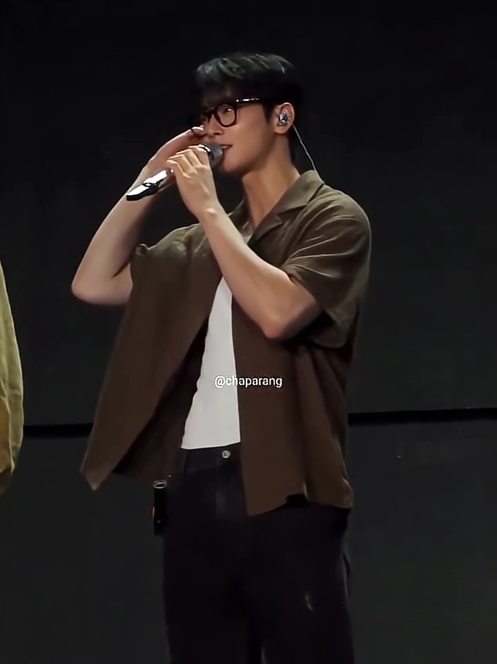 STU Back Raglan Jacquard Shirt Brown 착용 스타일 - 1