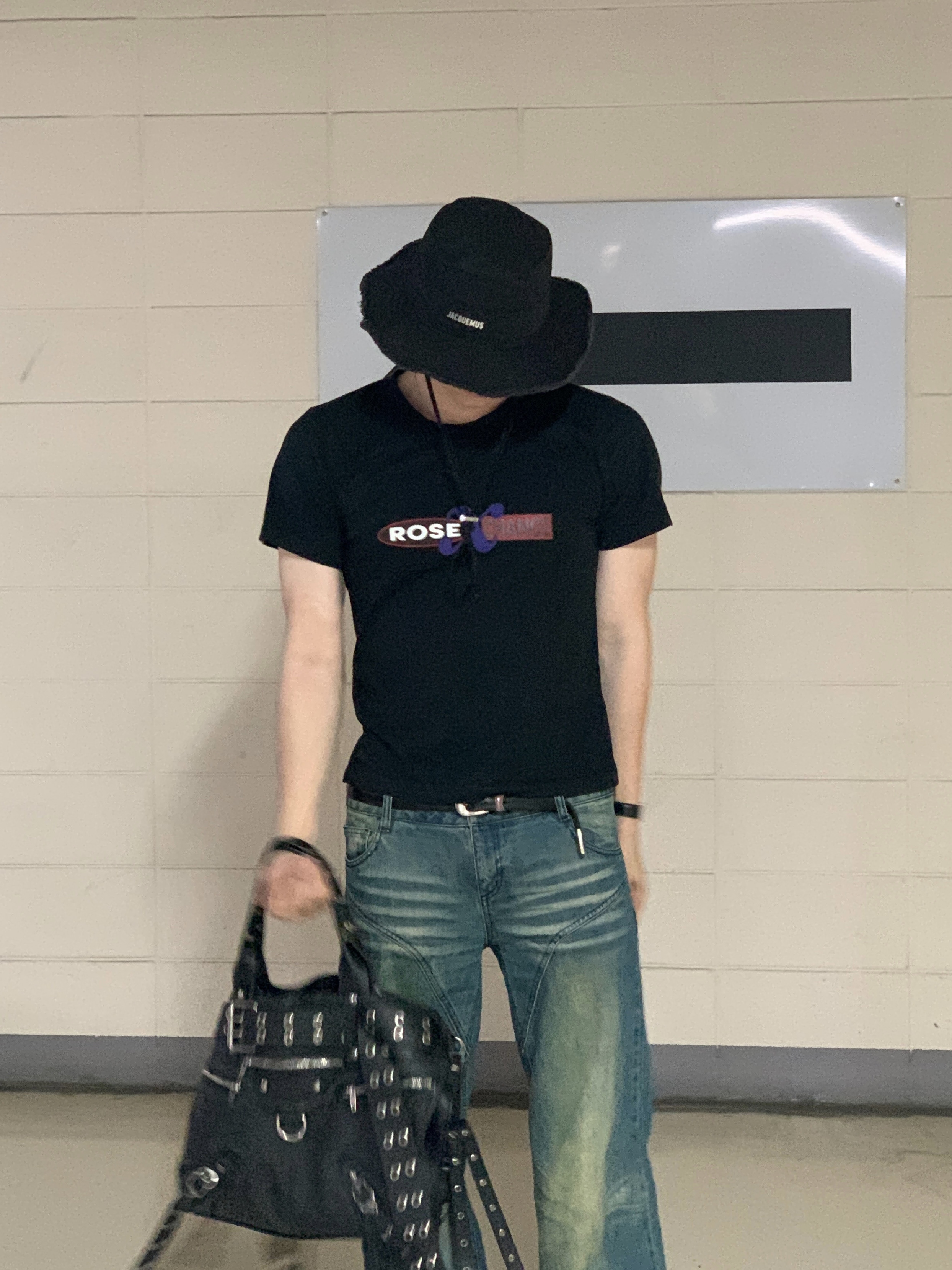 Jacquemus Le Bob Artichaut Bucket Hat Black, Balenciaga Romeo Mule Black 착용 스타일 - 5