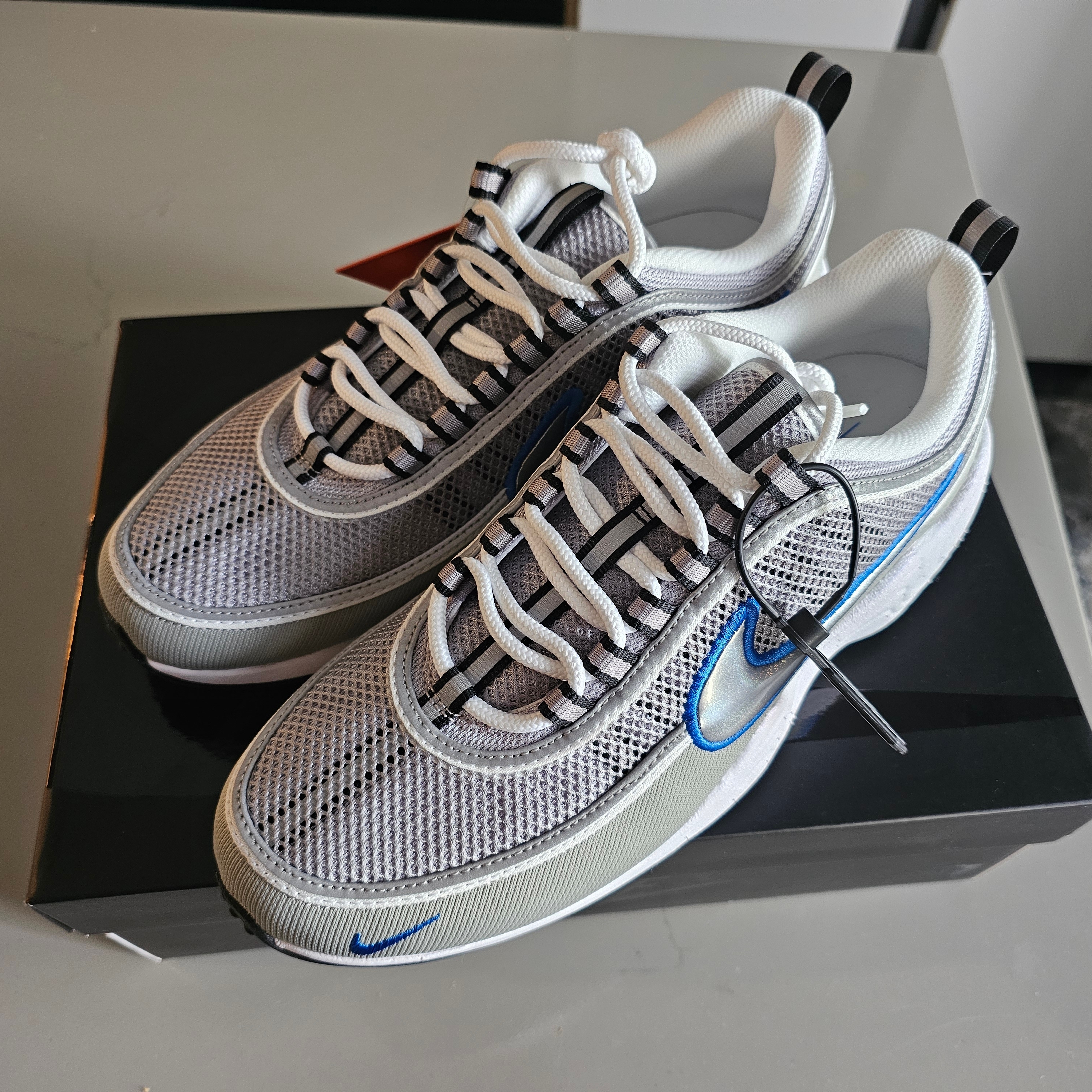 Nike Air Zoom Spiridon Metallic Silver and Signal Blue 착용 스타일 - 1