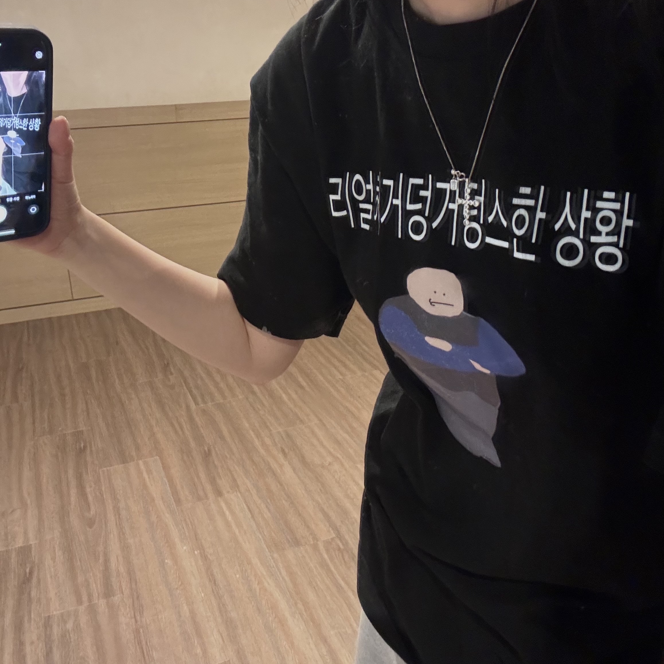 itiscoolthing Real Heogeodeong-Geodeongseuhan Situation T-Shirts Black 착용 스타일