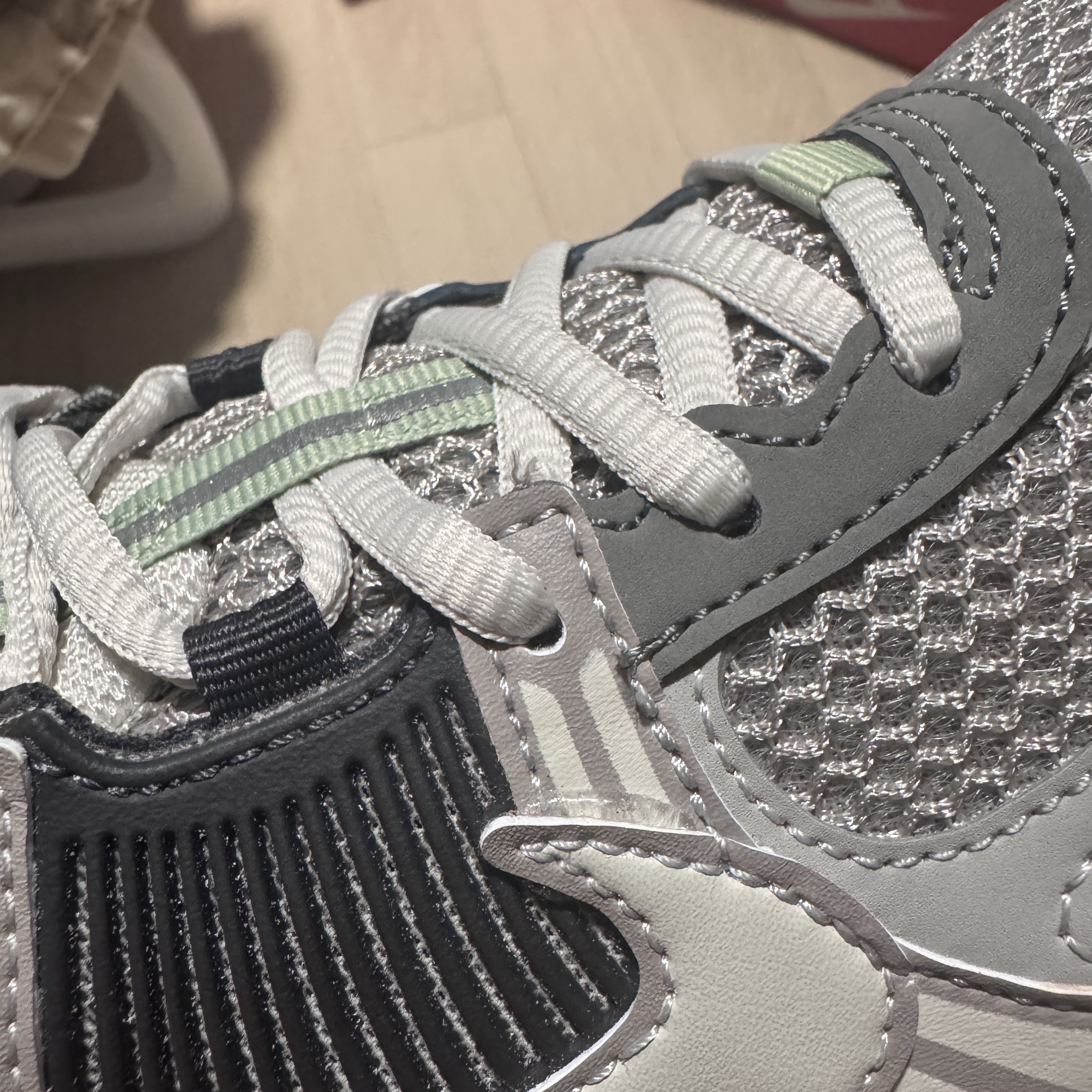 (W) Nike Zoom Vomero 5 Cobblestone and Flat Pewter 착용 스타일 - 4