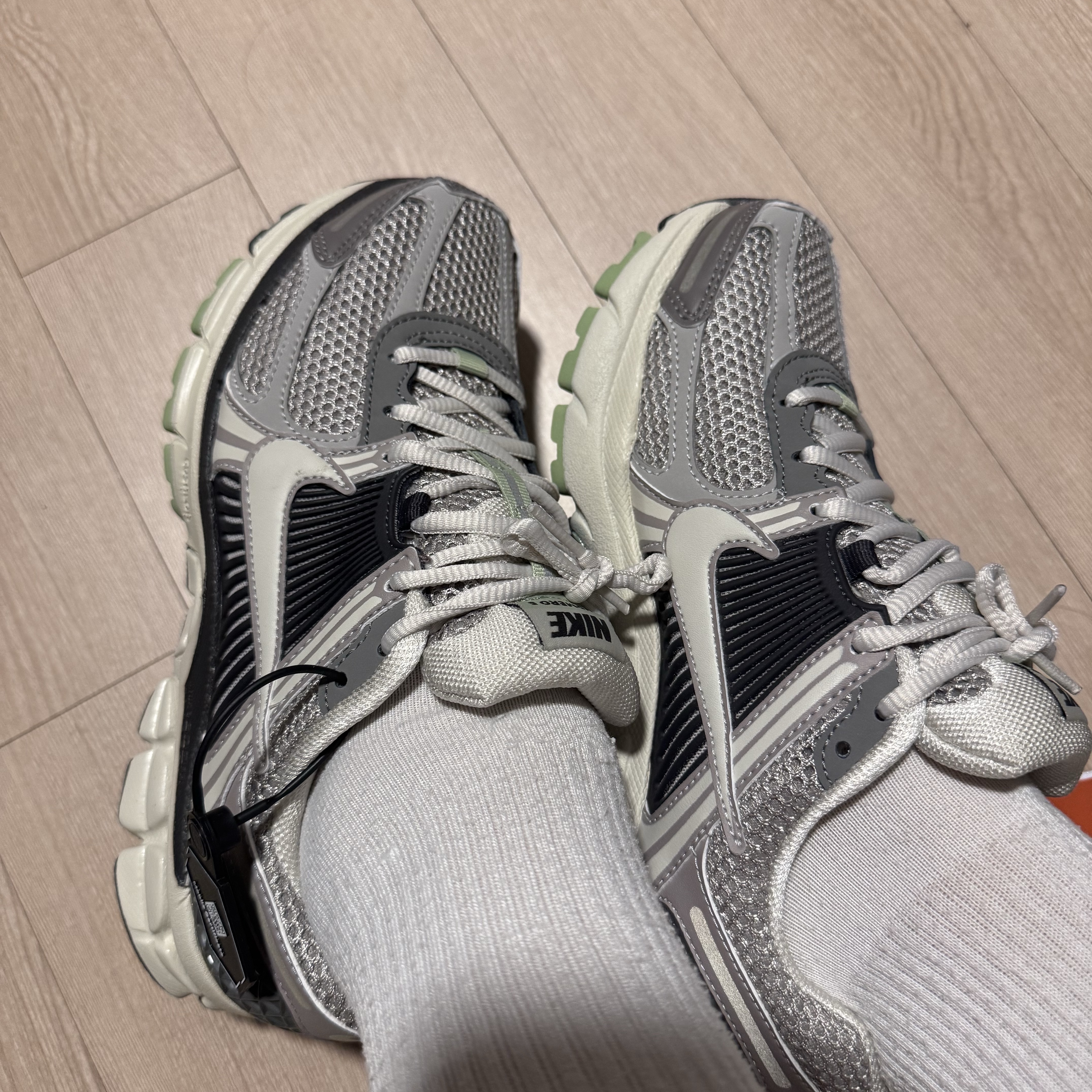 (W) Nike Zoom Vomero 5 Cobblestone and Flat Pewter 착용 스타일 - 5