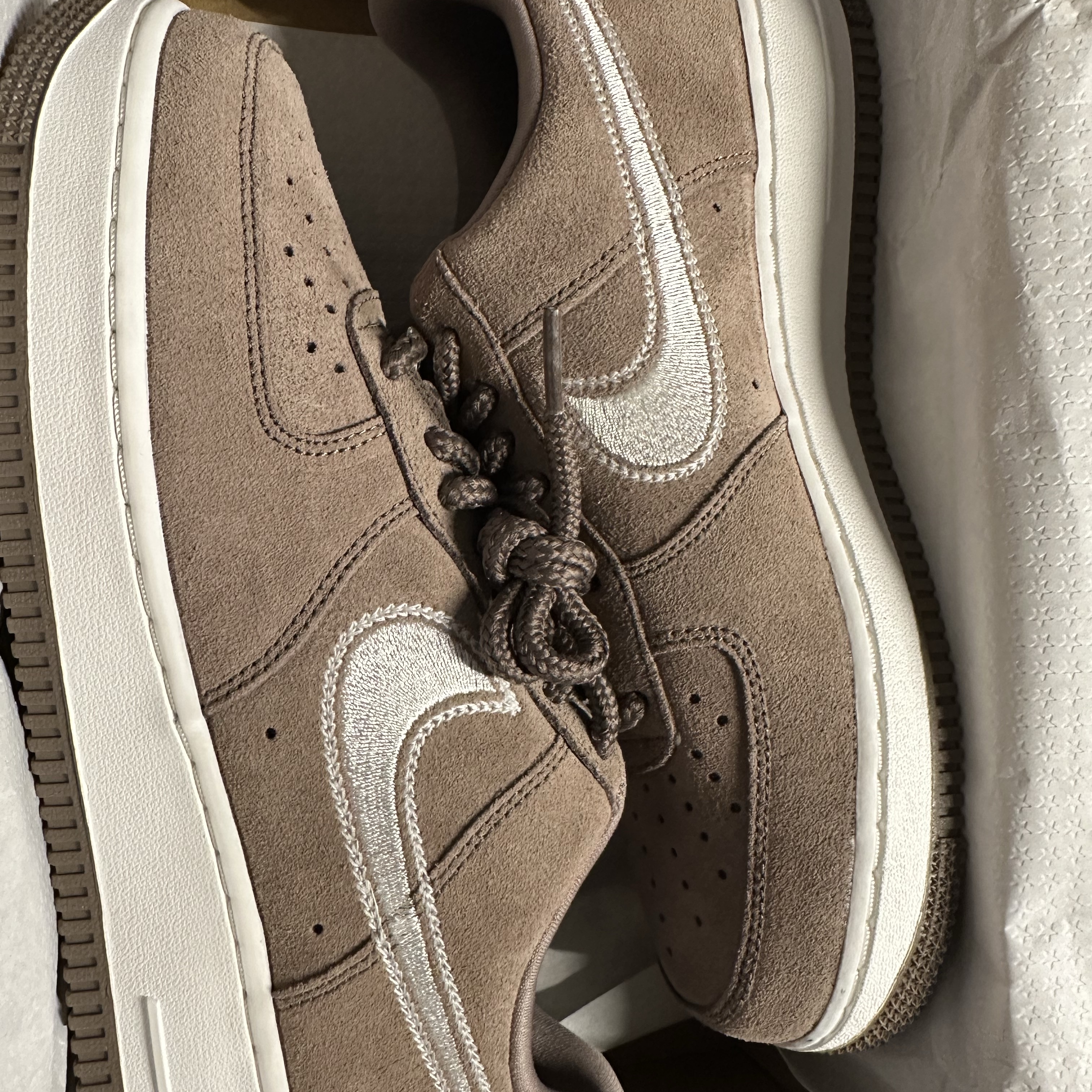 Nike Air Force 1 '07 LV8 Mink Brown Sail 착용 스타일