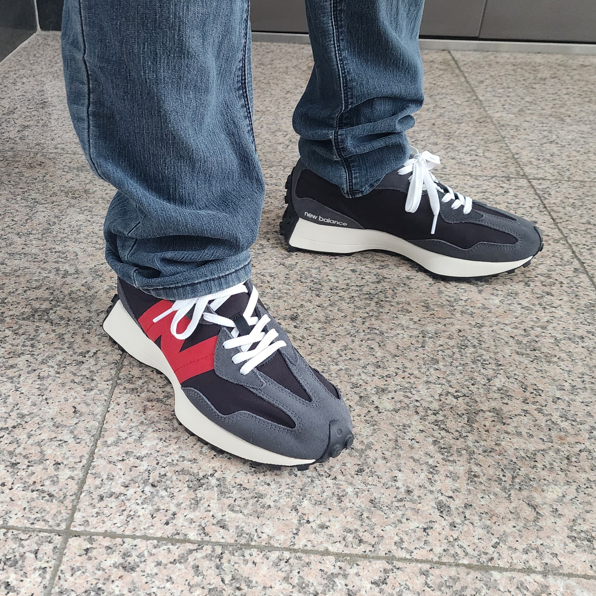 New Balance 327 Magnet Team Red 착용 스타일 - 5