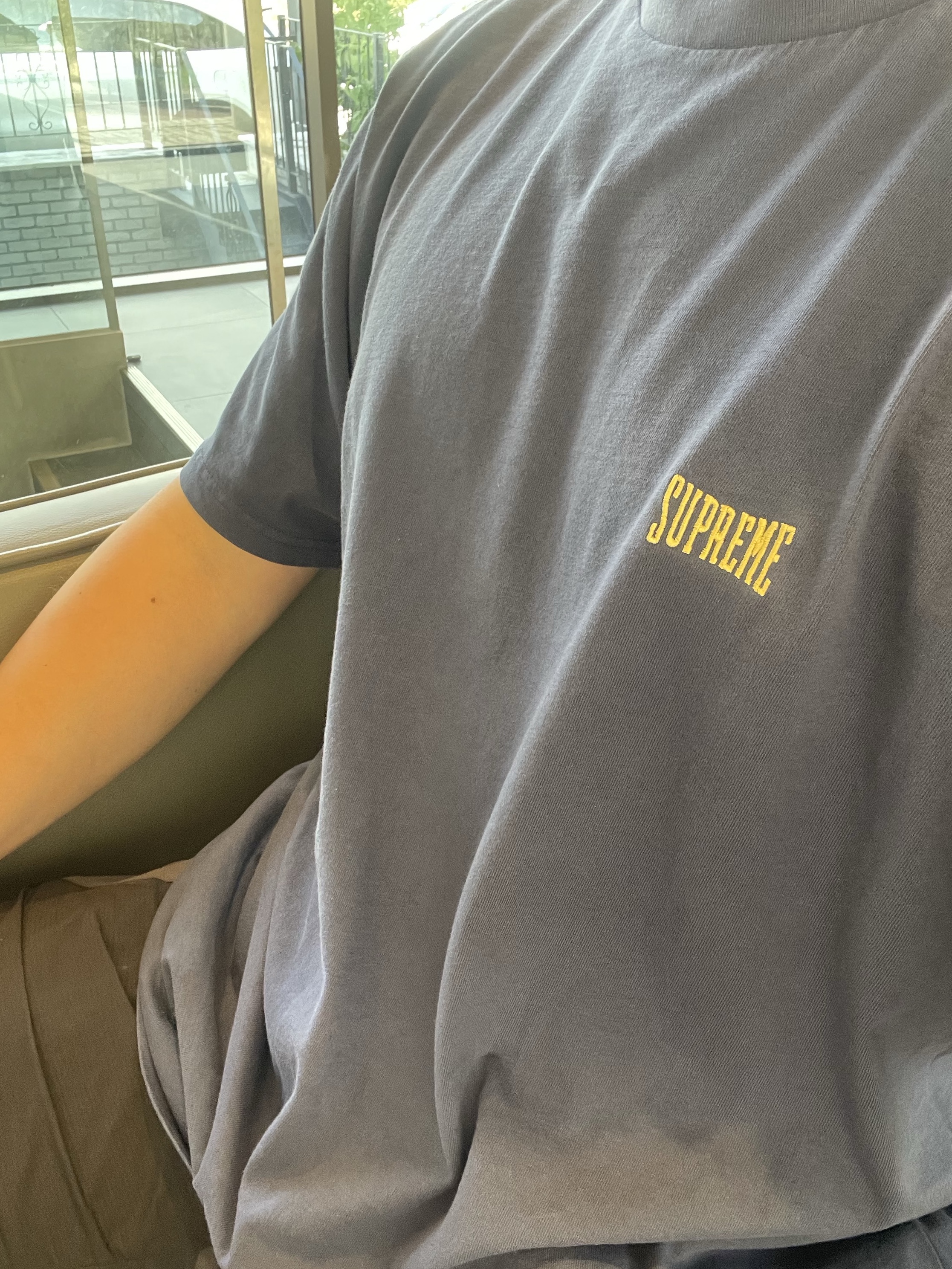 Supreme Warm Up Washed S/S Top Navy - 25SS 착용 스타일