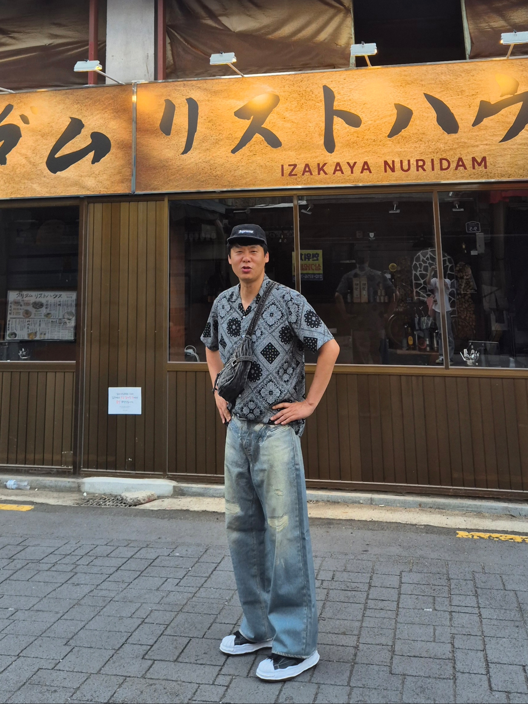 Matin Kim Matin Washed Denim Mini Hobo Bag Black, Supreme Denim Camp Cap Black - 24FW 착용 스타일 - 3