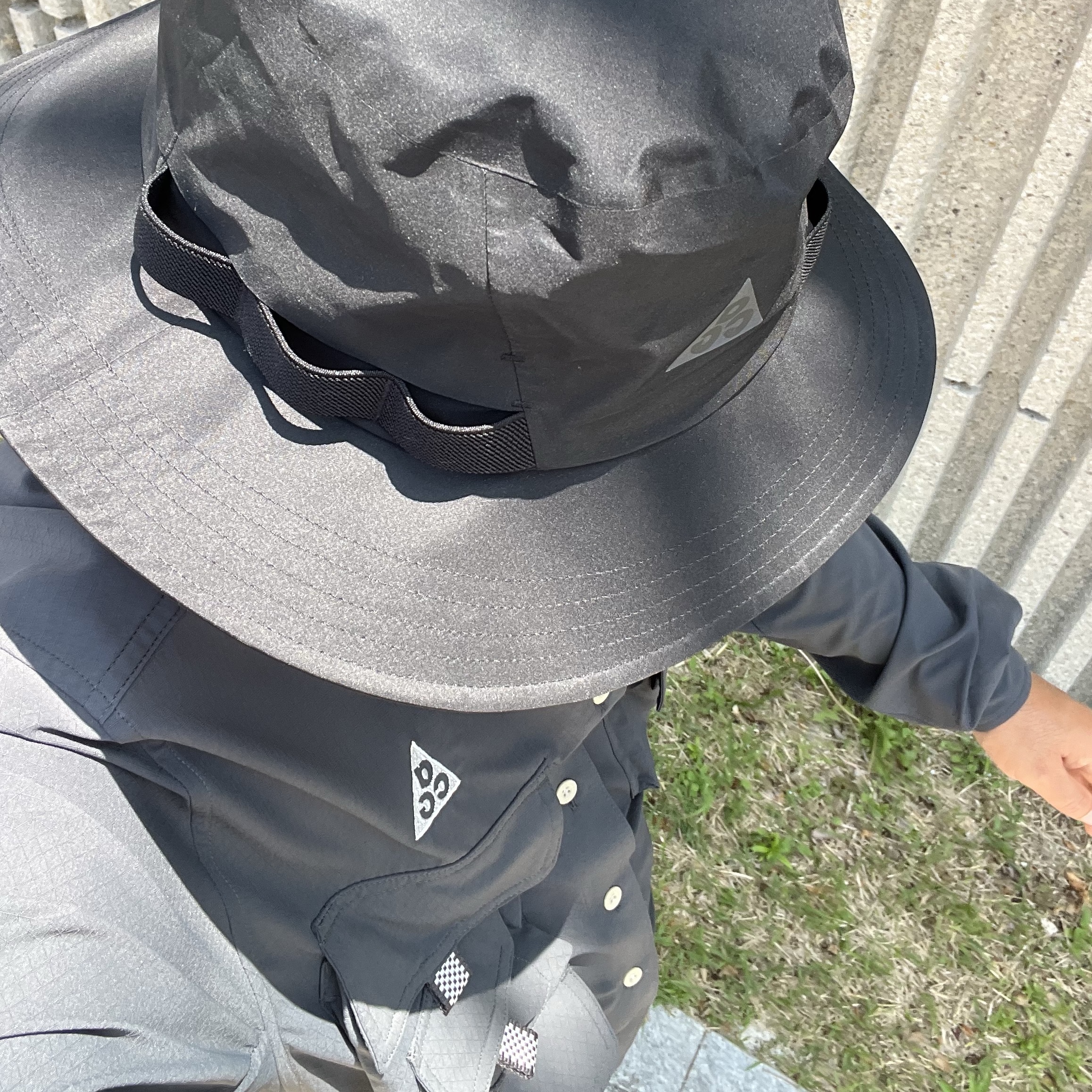 Nike ACG Apex Bucket Hat Black, Nike ACG Dri-Fit UV Devastation Trail Shirt Dark Smoke Grey - Asia 착용 스타일