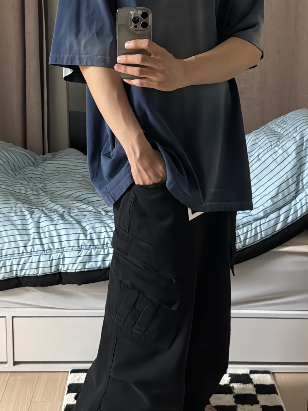 Nonnod Puckering News T-shirt Vintage grey, Nonnod Double Pocket Cargo Pants Vintage Black 착용 스타일 - 4