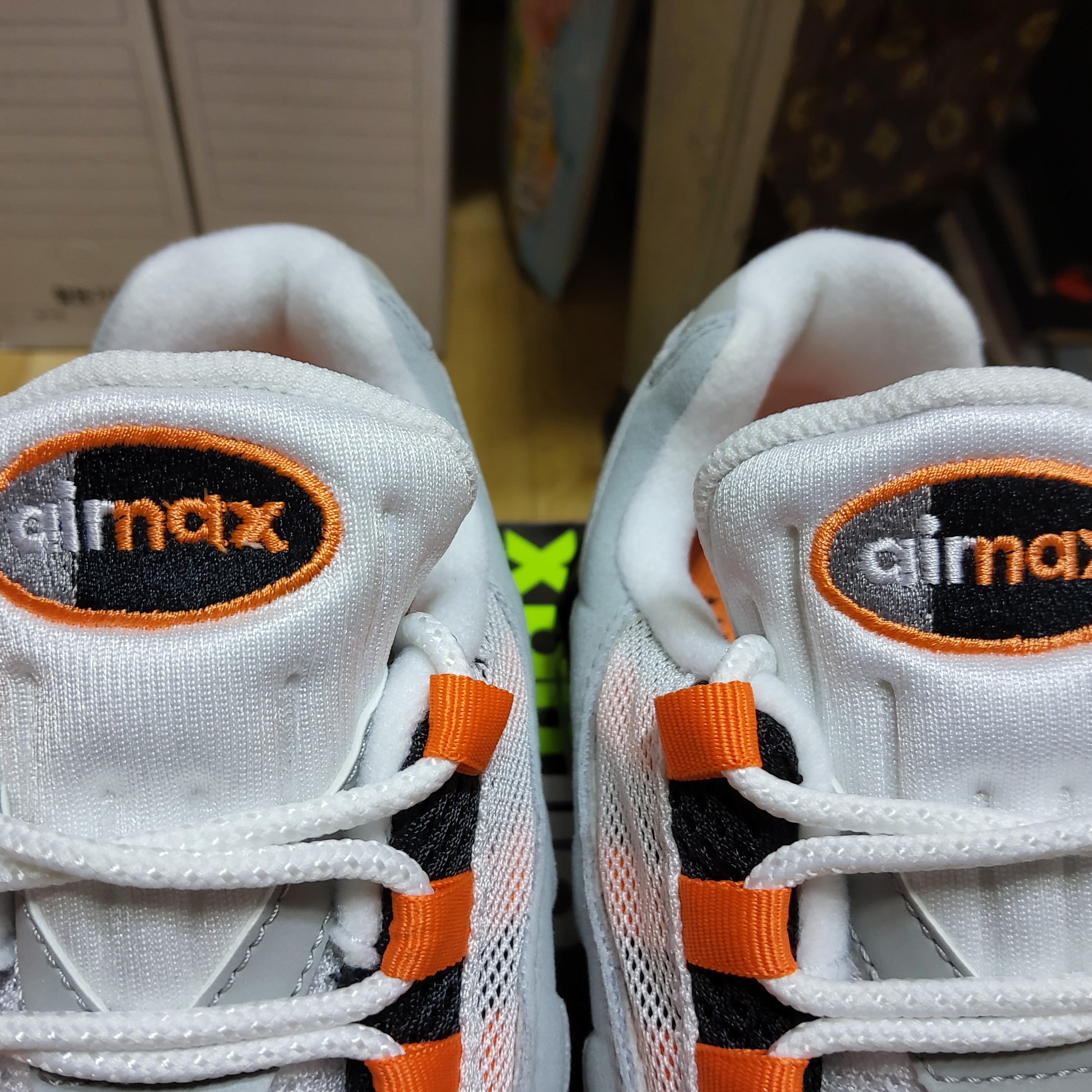 Nike Air Max 95 OG Bright Mandarin 착용 스타일 - 4