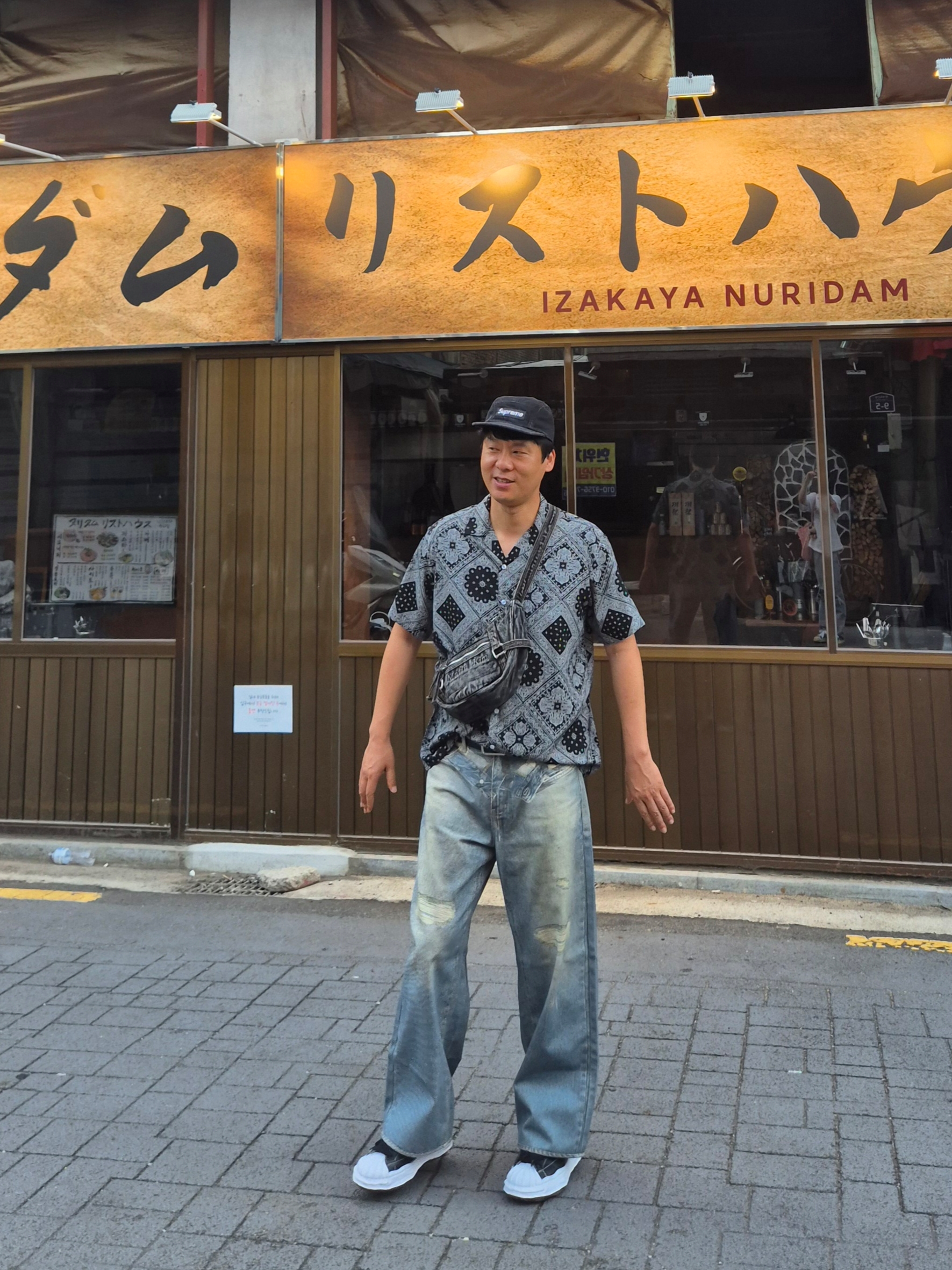 Matin Kim Matin Washed Denim Mini Hobo Bag Black, Supreme Denim Camp Cap Black - 24FW 착용 스타일 - 1