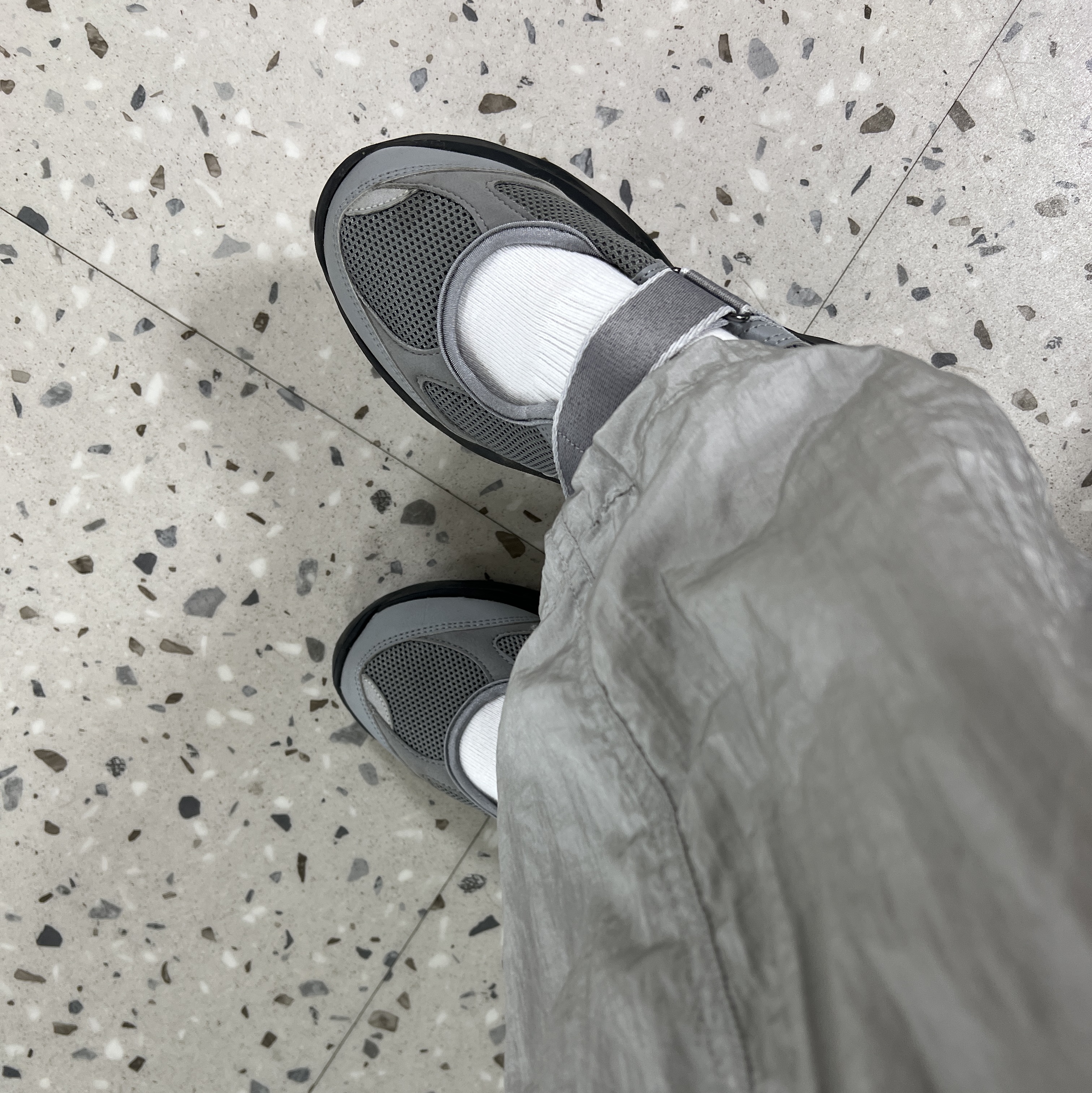 (W) New Balance Breeze SD2202 Gray 착용 스타일