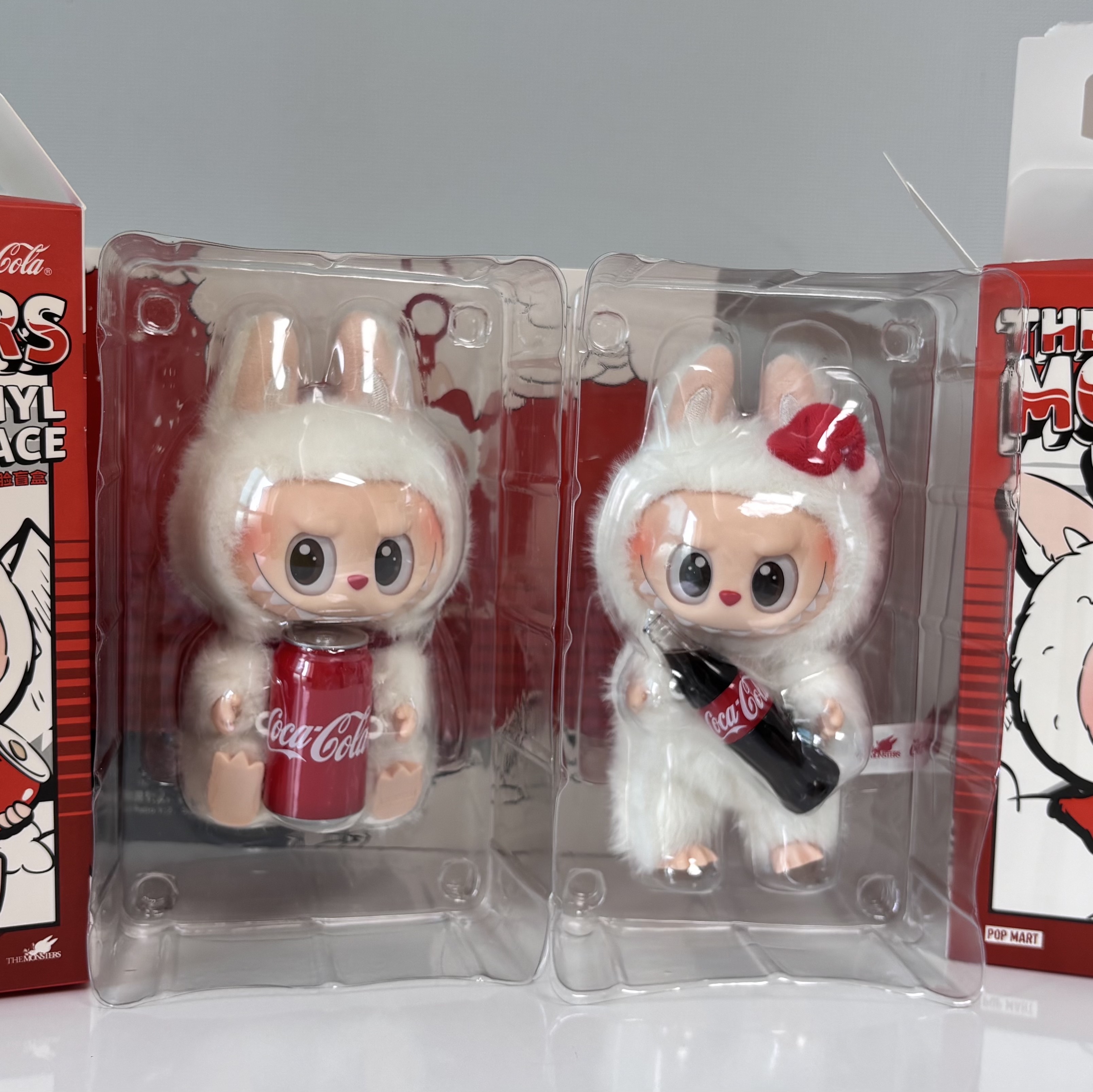 Pop Mart Labubu Coca Cola Series Keyring Sealed Case (6 Blind Boxes) 착용 스타일