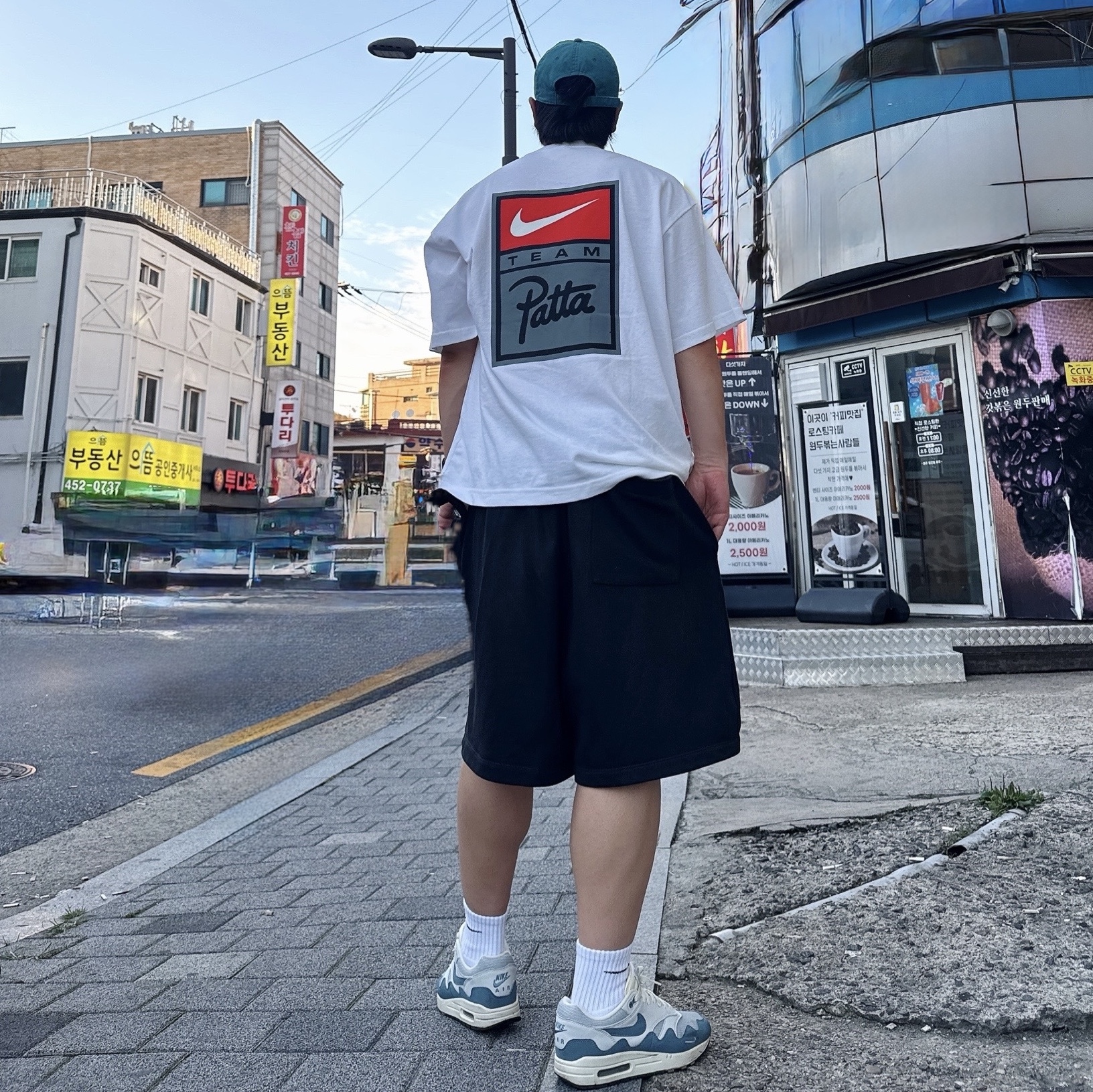 Nike x Patta T-Shirt White (HJ0741-100), Nike x Patta Air Max 1 Noise Aqua 착용 스타일