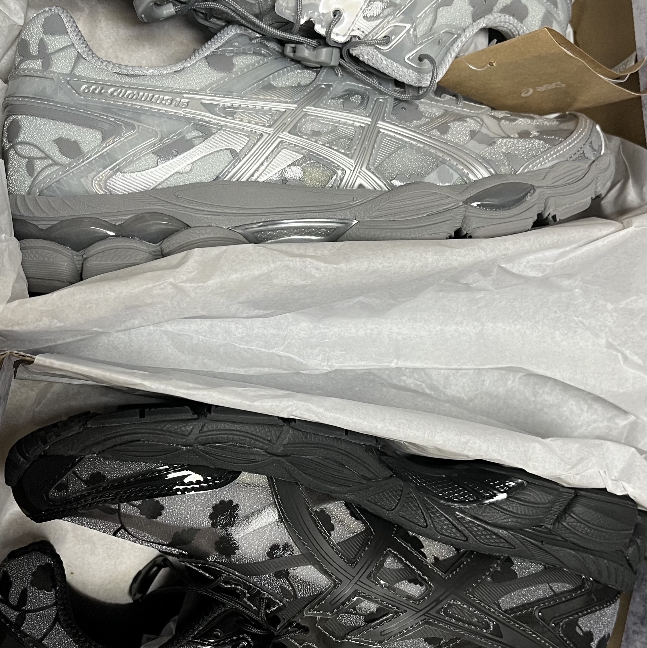 Asics x Cecilie Bahnsen Gel-Cumulus 16 Black, Asics x Cecilie Bahnsen Gel-Cumulus 16 Gray 착용 스타일 - 4