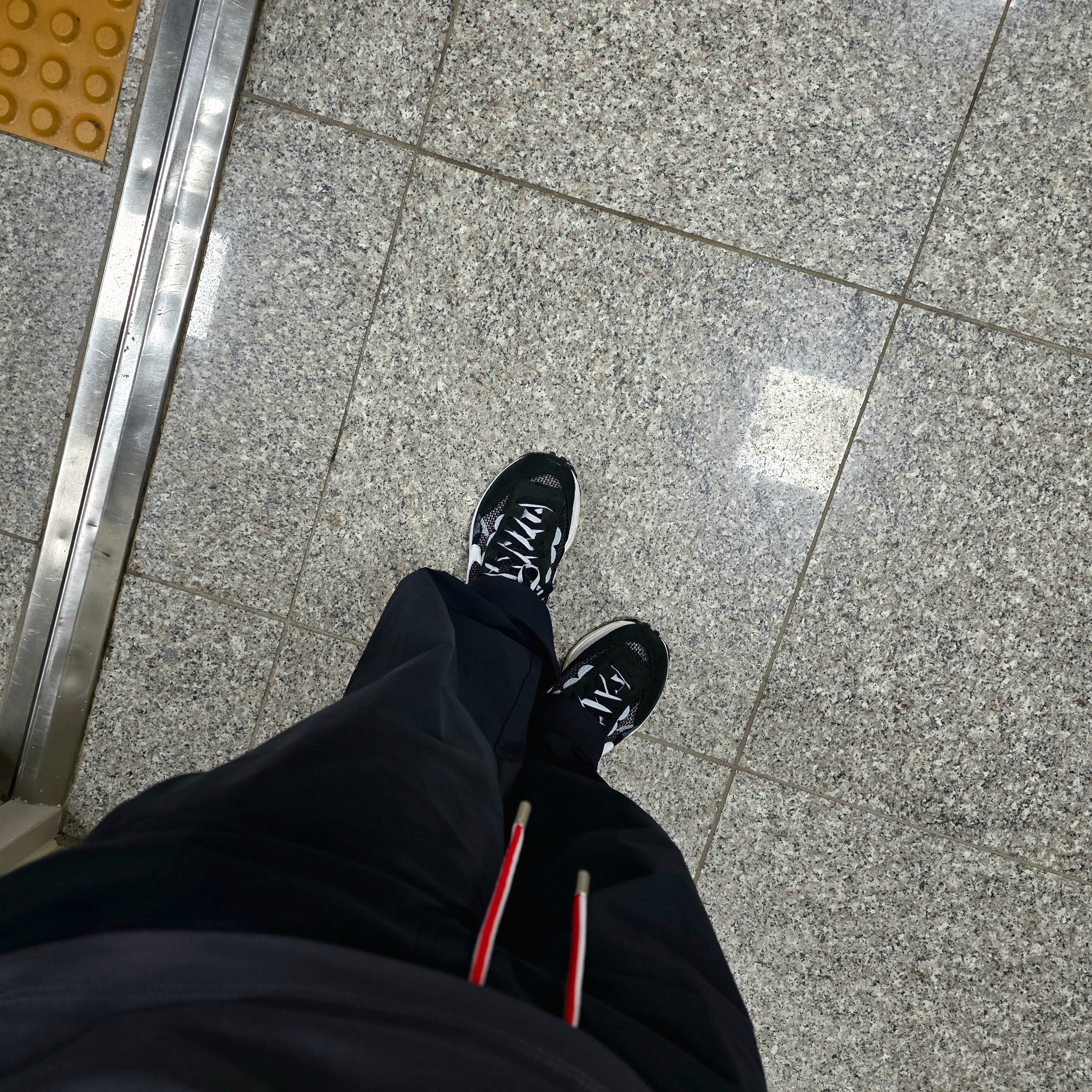 Nike x Sacai VaporWaffle Black White 착용 스타일
