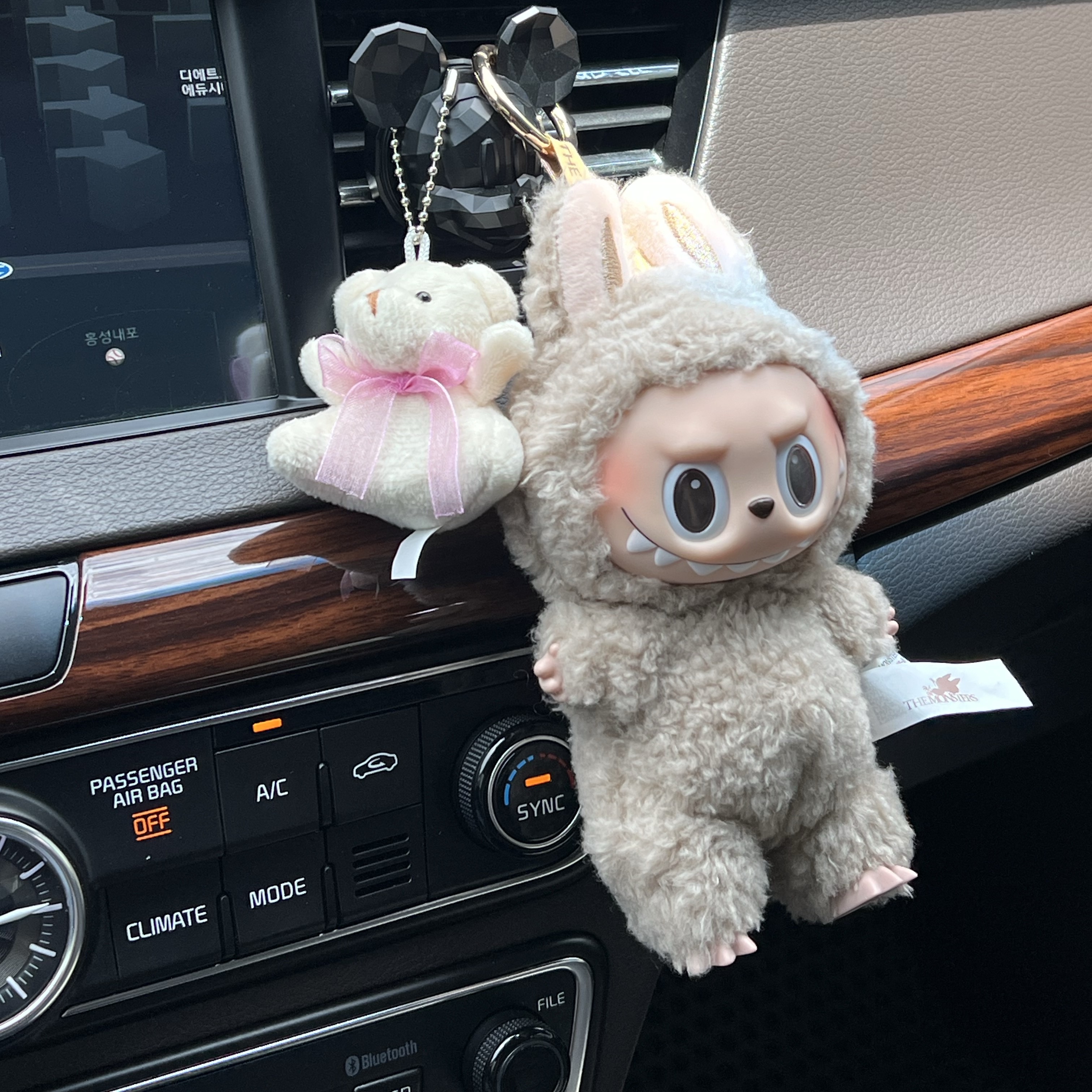 Pop Mart Labubu The Monsters Labubu Tasty Macarons Series Toffe Keyring 착용 스타일