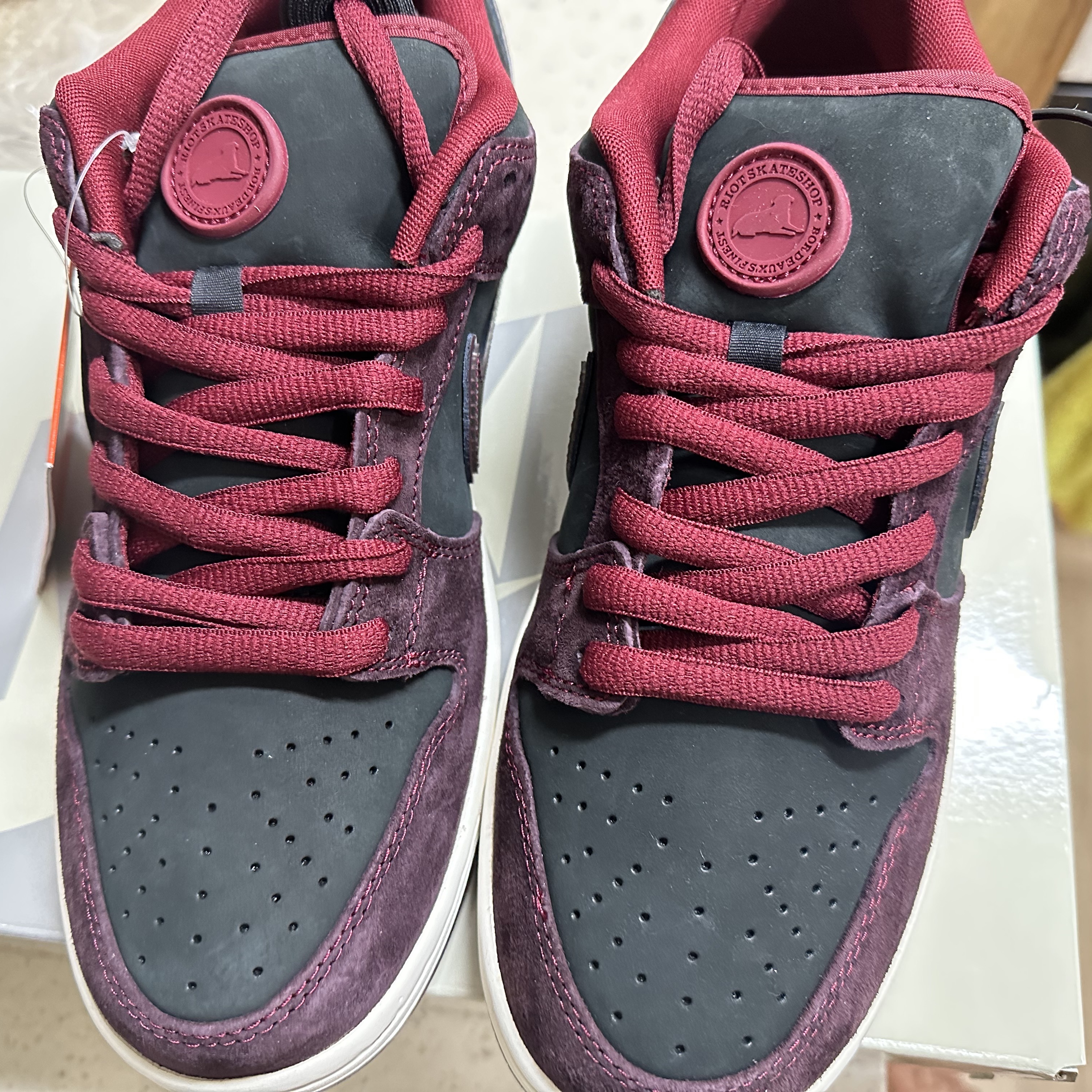 Nike x Riot Skateshop SB Dunk Low Pro Mahogany and Team Red 착용 스타일 - 2
