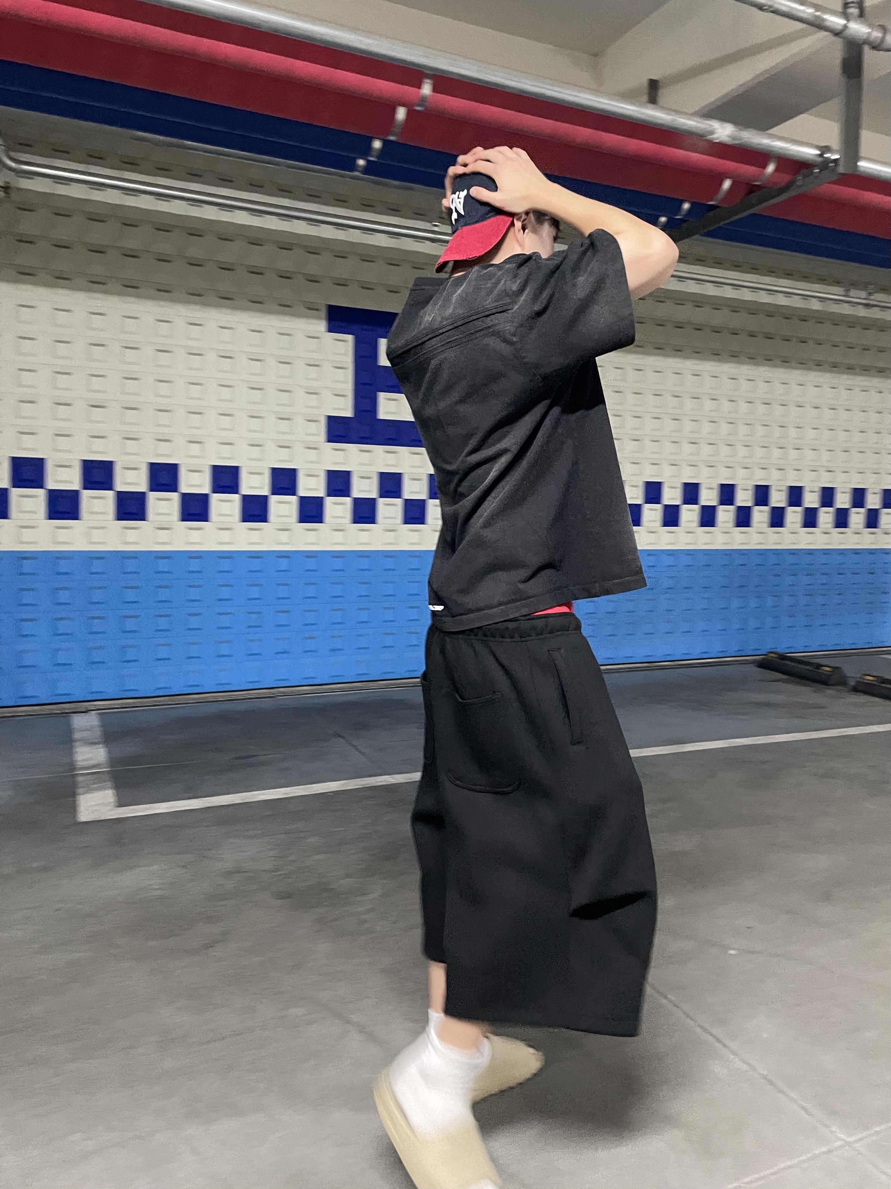 Nonnod Scuba Shorts Black, Nonnod Back Detail T Shirt Washed Black 착용 스타일 - 1