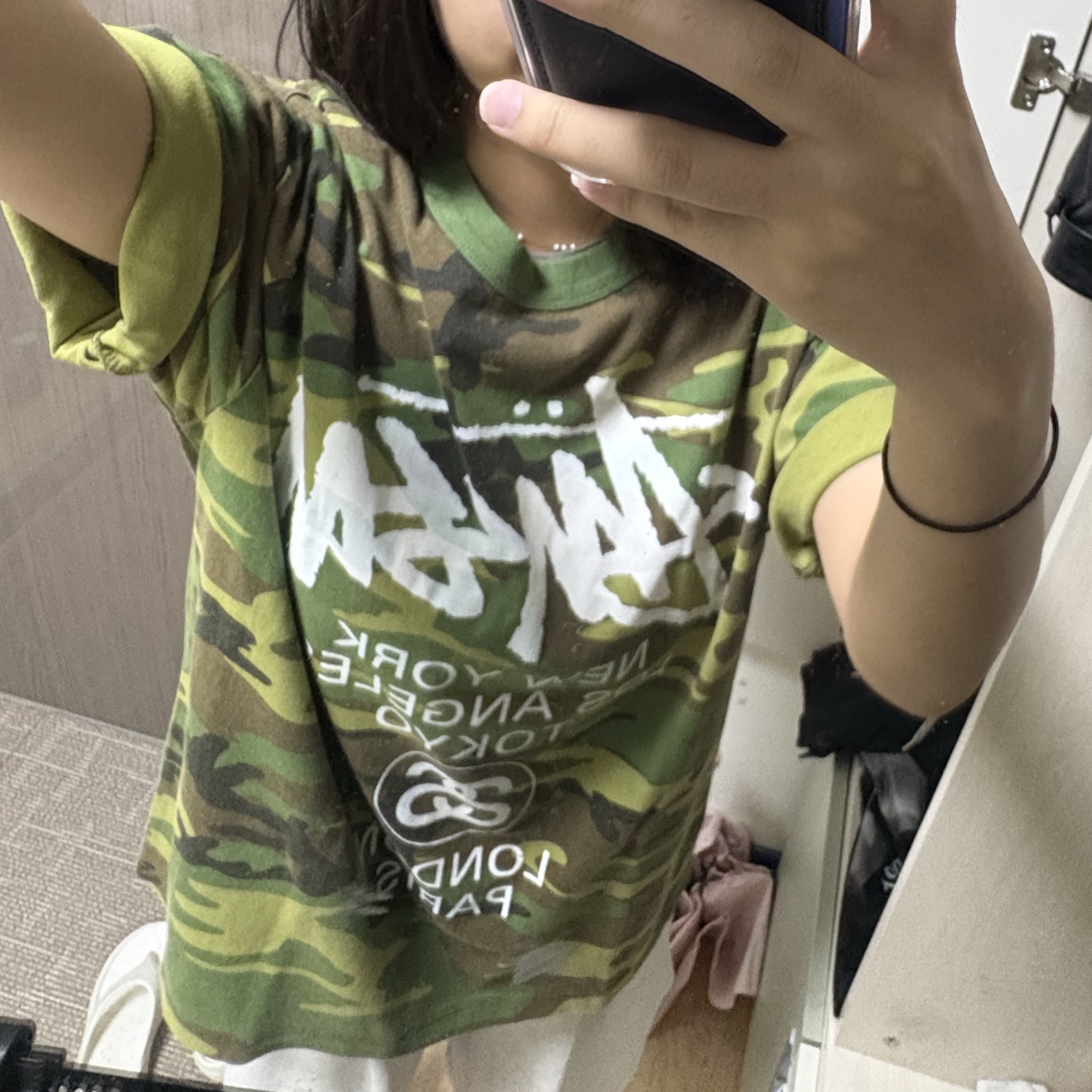 Stussy World Tour T-Shirts Camo 2025 착용 스타일 - 2