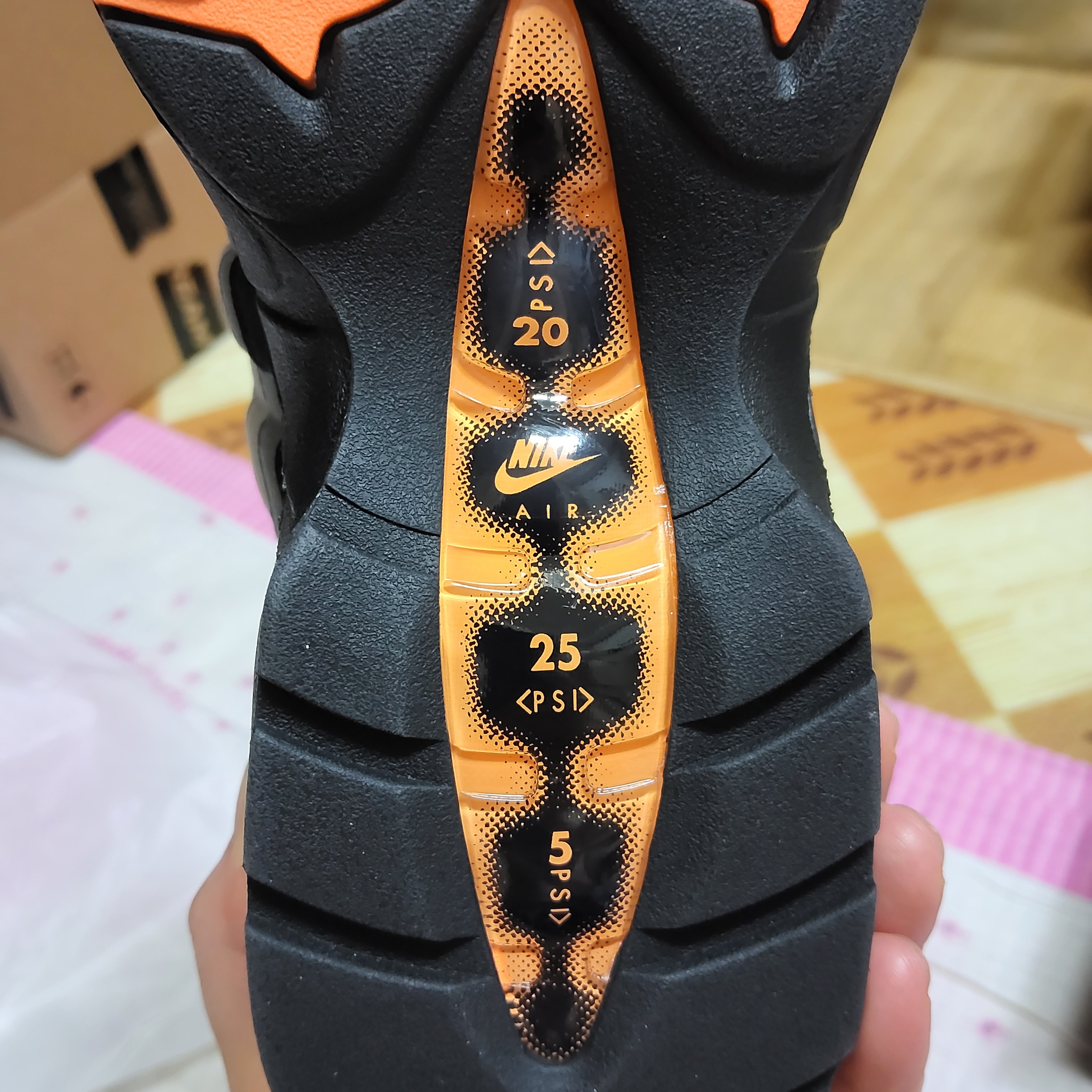 Nike Air Max 95 OG Bright Mandarin 착용 스타일 - 6