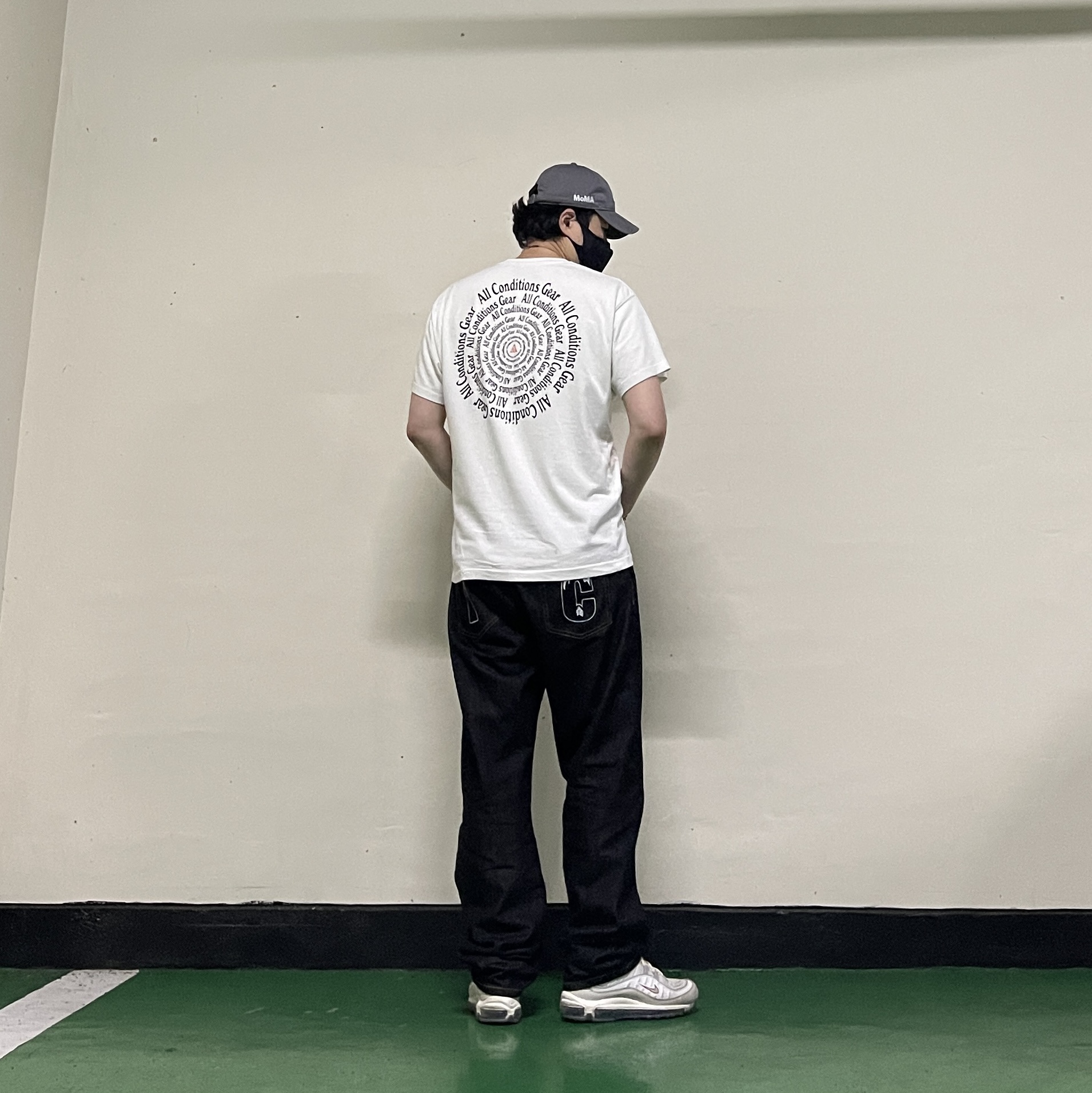 Nike ACG Vortex T-Shirt Summit White - Asia, New Era x MoMA New York Yankees Cap Storm Gray 착용 스타일 - 3