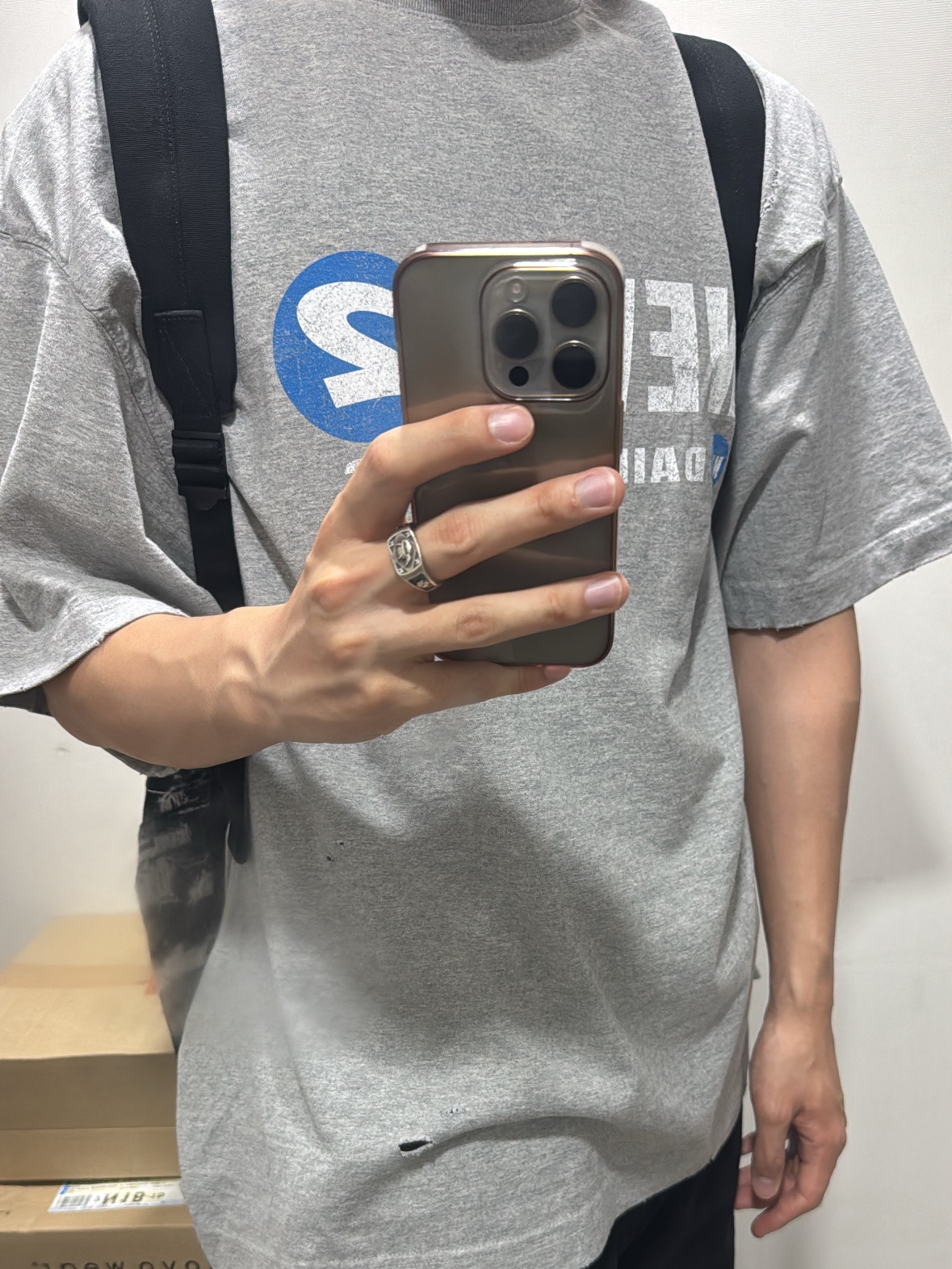 Nonnod Puckering News T-shirt Vintage grey, Nonnod Double Pocket Cargo Pants Vintage Black 착용 스타일 - 2
