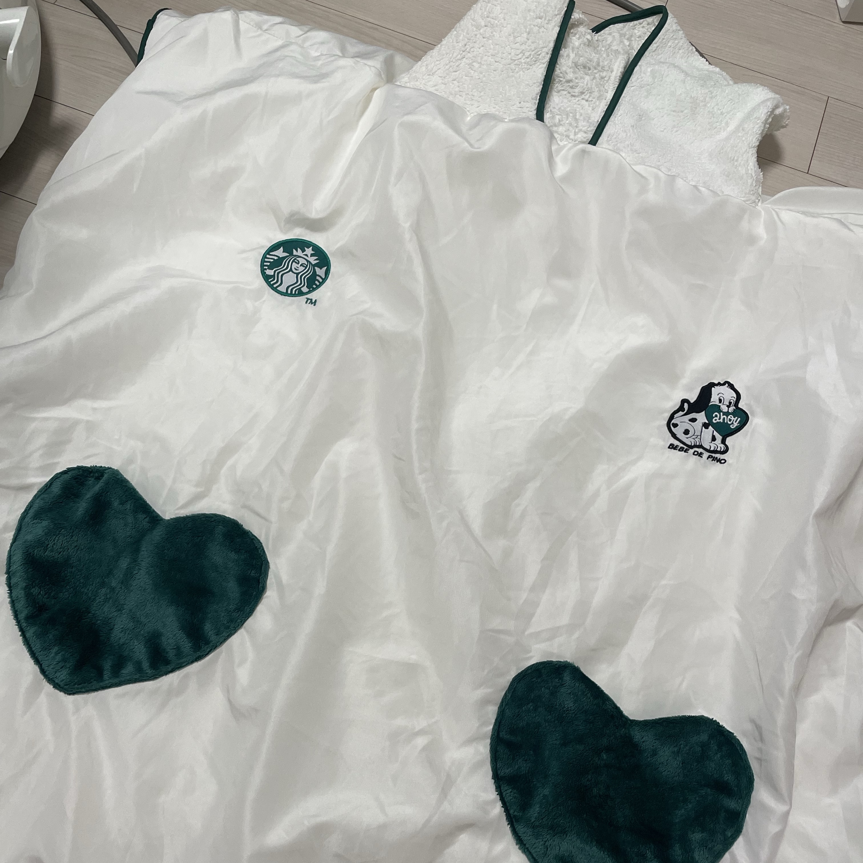 Starbucks x Bebe De Pino Beach Towel Poncho, Starbucks x Bebe De Pino Waterful Big Bag 착용 스타일 - 1