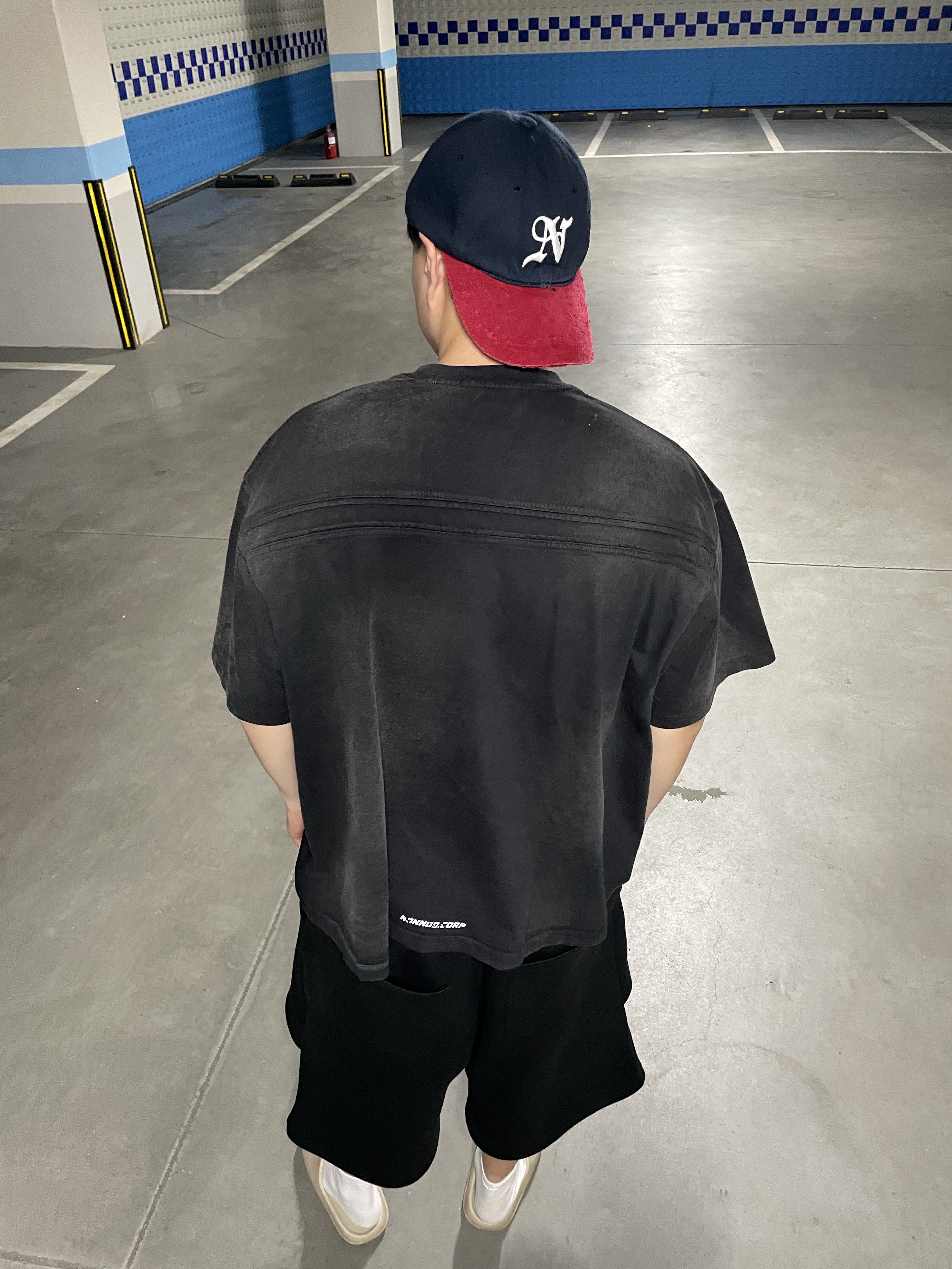 Nonnod Scuba Shorts Black, Nonnod Back Detail T Shirt Washed Black 착용 스타일 - 2
