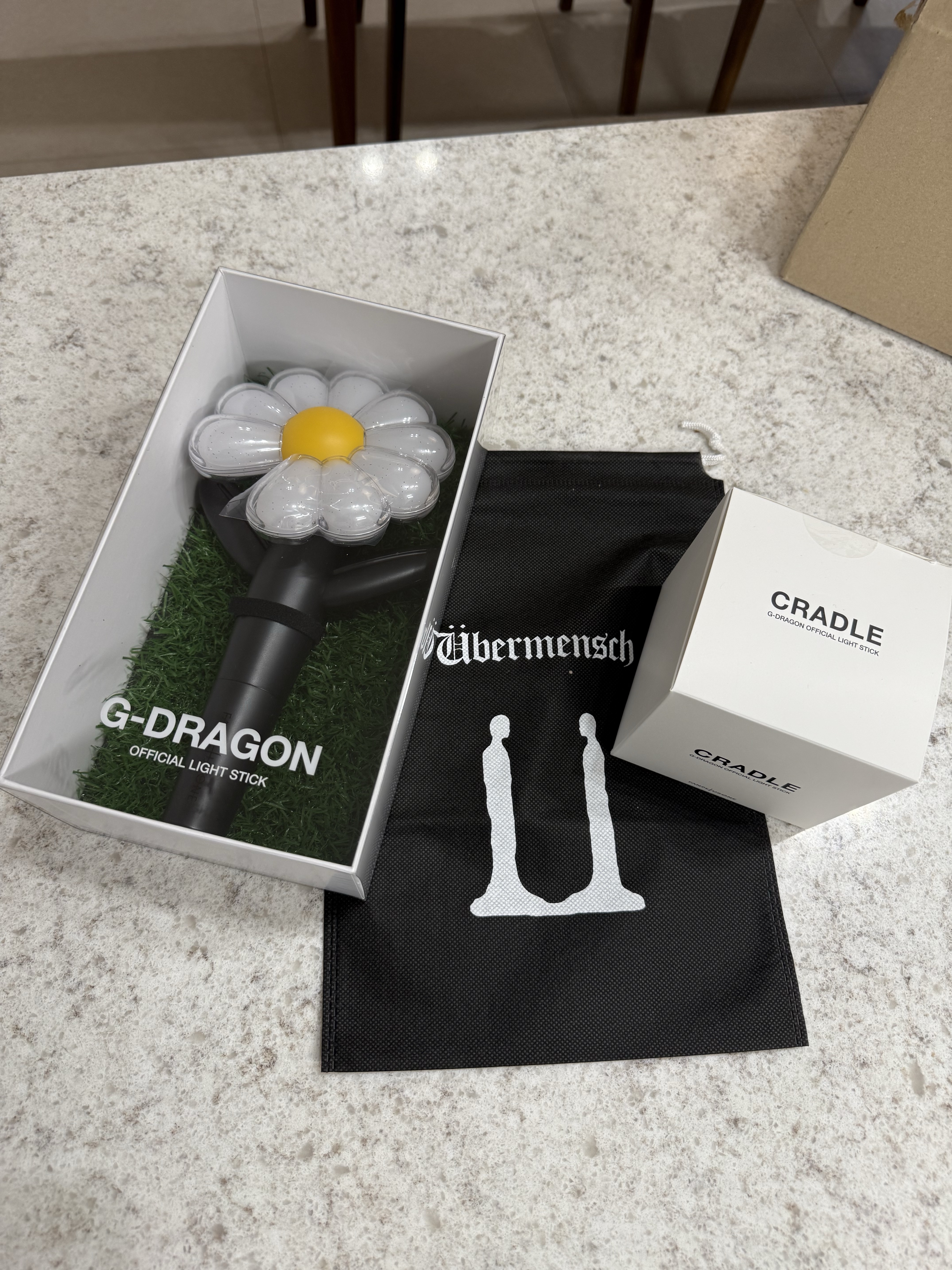 G-DRAGON Ubermensch Official Light Stick, G-DRAGON Ubermensch Official Light Stick Cradle 착용 스타일 - 6