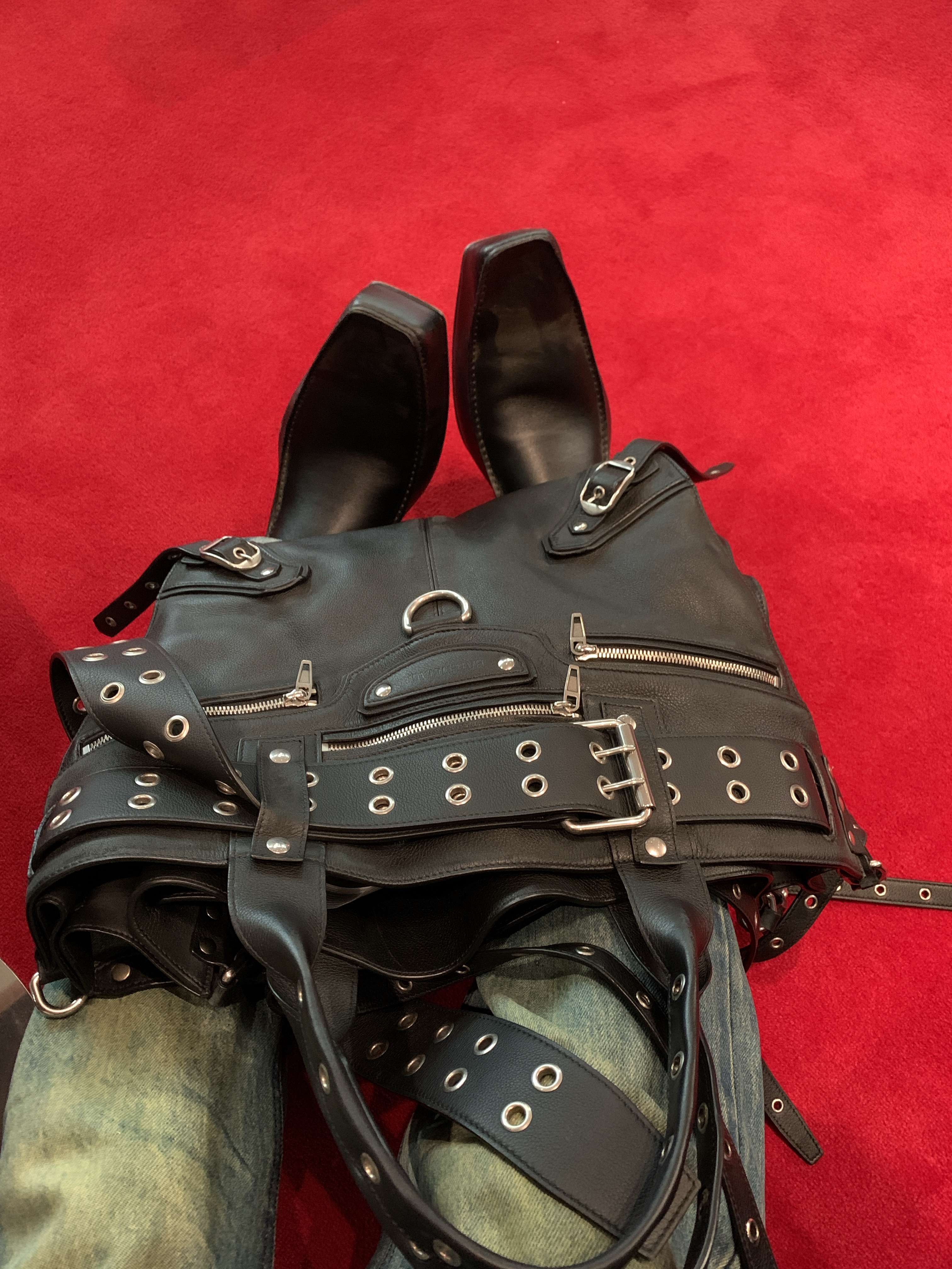 Jacquemus Le Bob Artichaut Bucket Hat Black, Balenciaga Romeo Mule Black 착용 스타일 - 6
