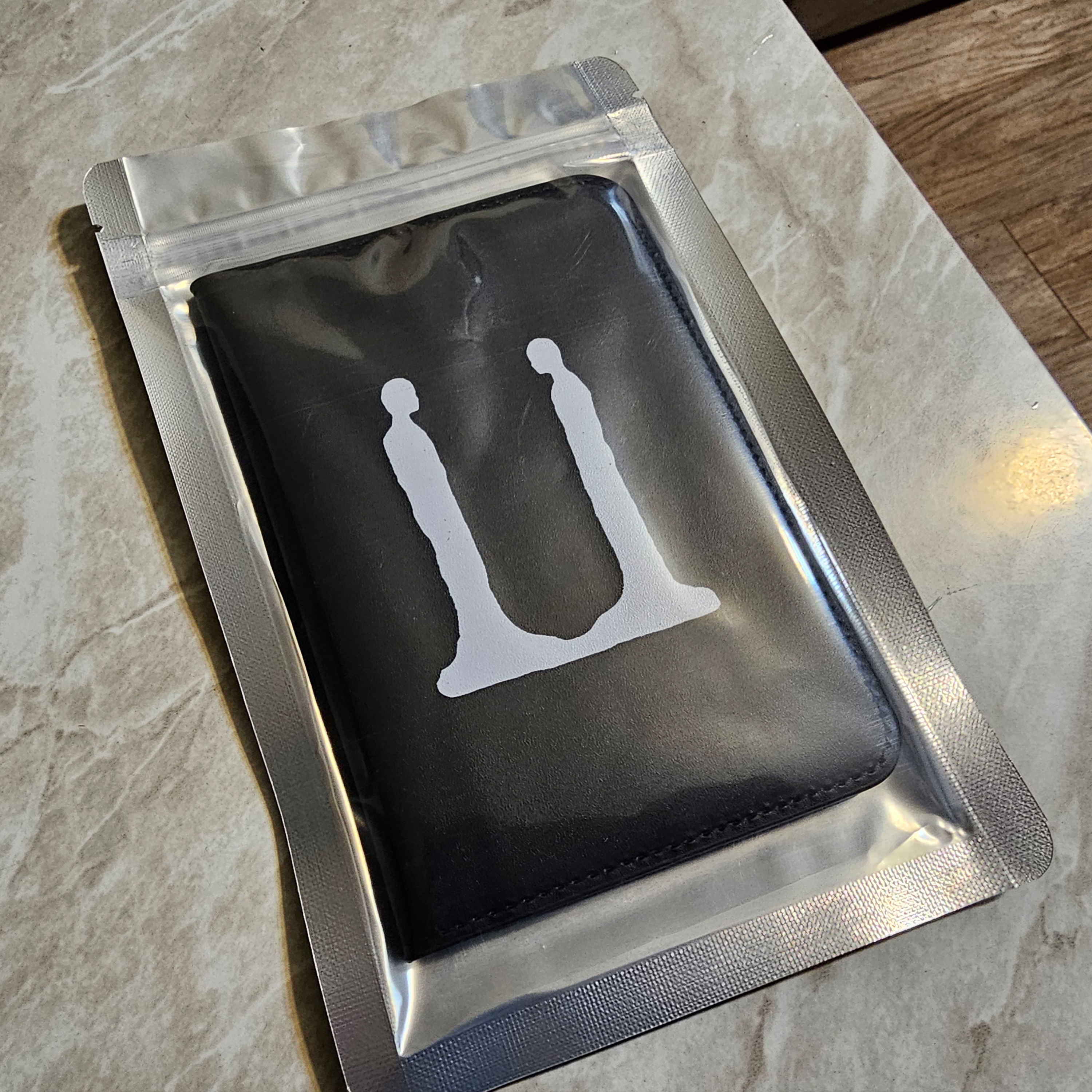 G-DRAGON Ubermensch Passport Cover Black 착용 스타일