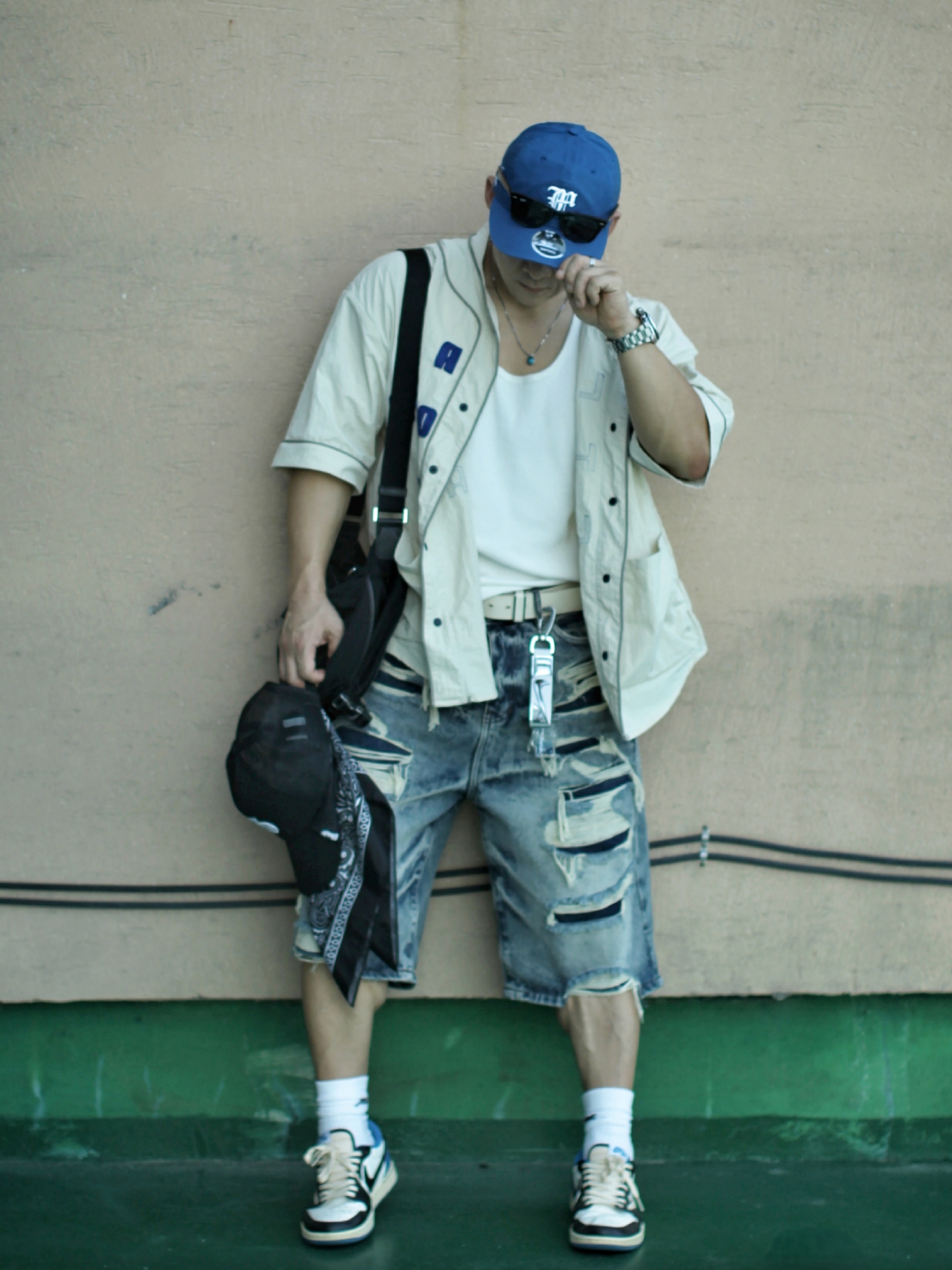 Jordan 1 x Travis Scott x Fragment Retro Low OG SP Military Blue, Nike Carabiner Keychain White Black 착용 스타일 - 2