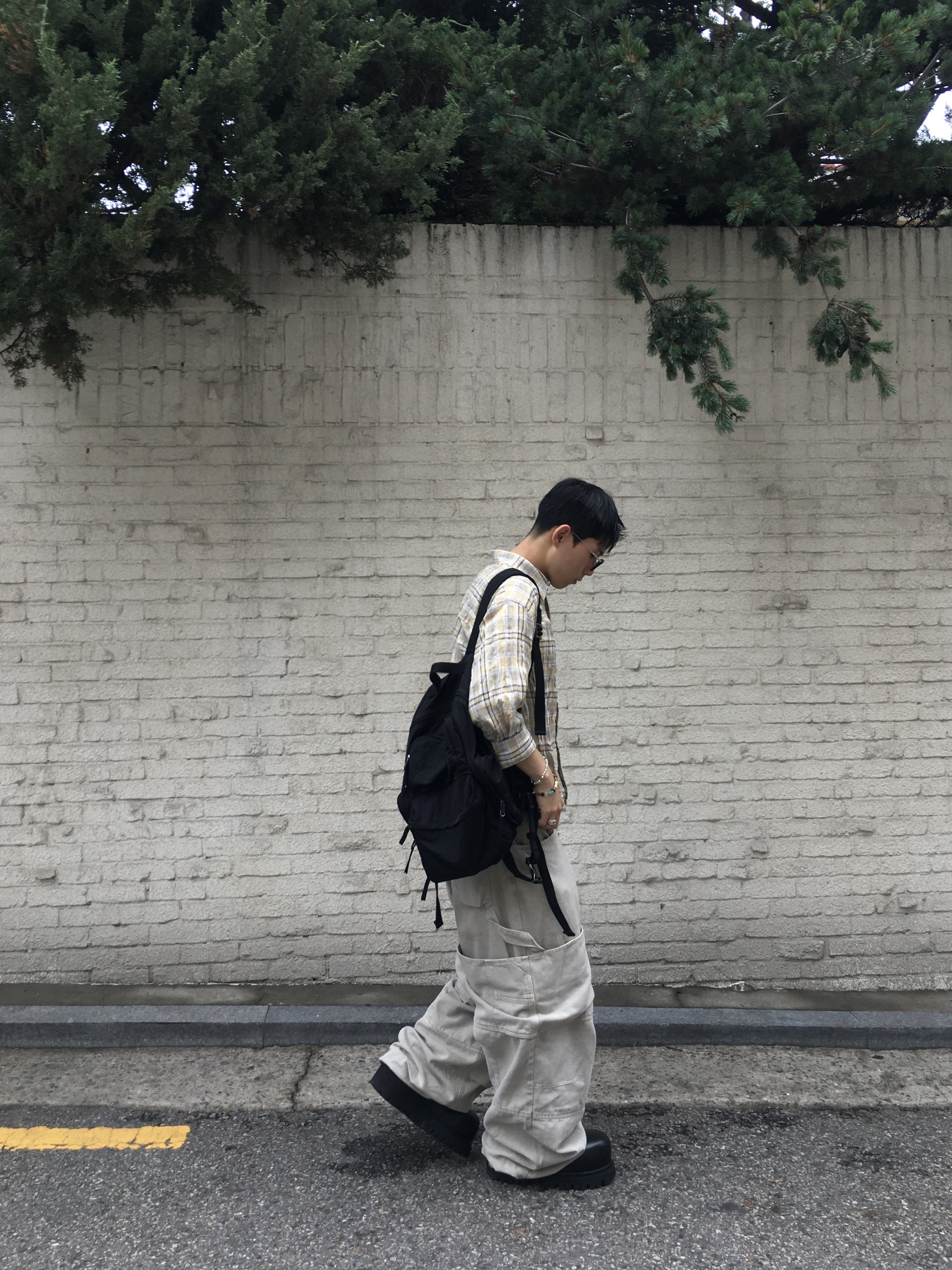 Nonnod Double Knee Cover Pants Vintage Beige, Gentle Monster Rob 01 Black 착용 스타일 - 2