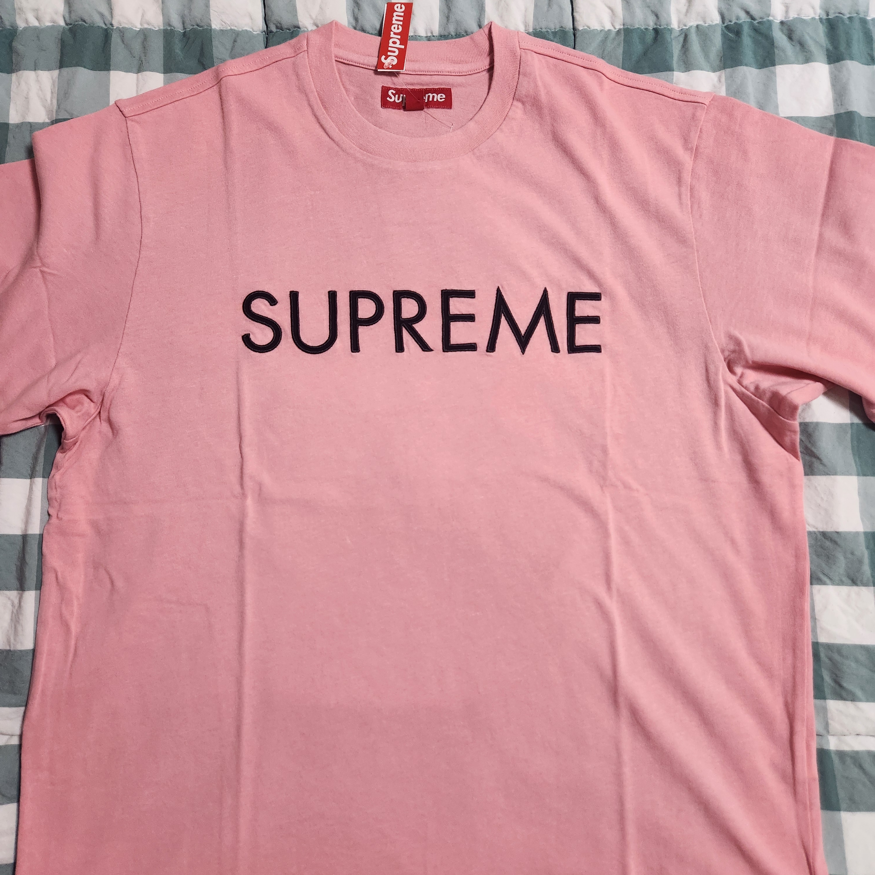 Supreme Capital S/S Top Pink - 25SS, Supreme x Zoo York Transit T-Shirt Natural - 25SS 착용 스타일 - 2