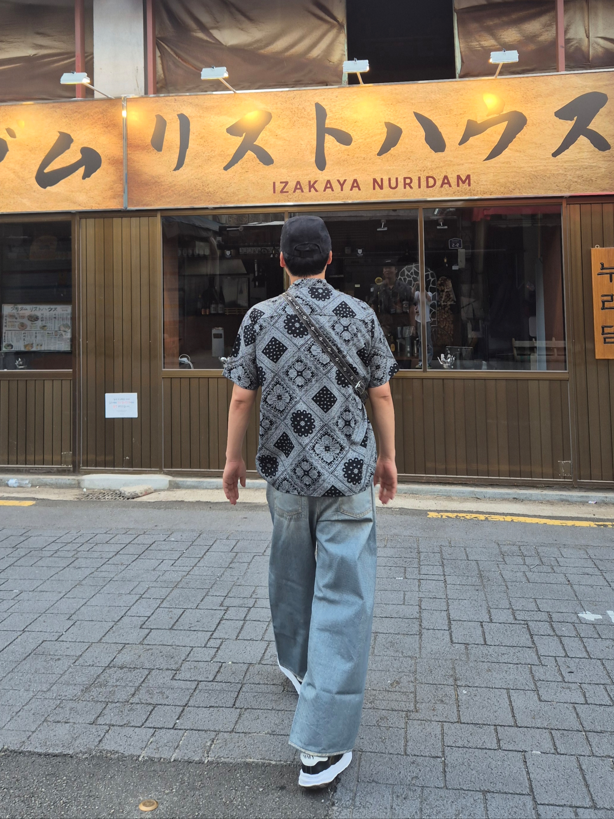 Matin Kim Matin Washed Denim Mini Hobo Bag Black, Supreme Denim Camp Cap Black - 24FW 착용 스타일 - 4