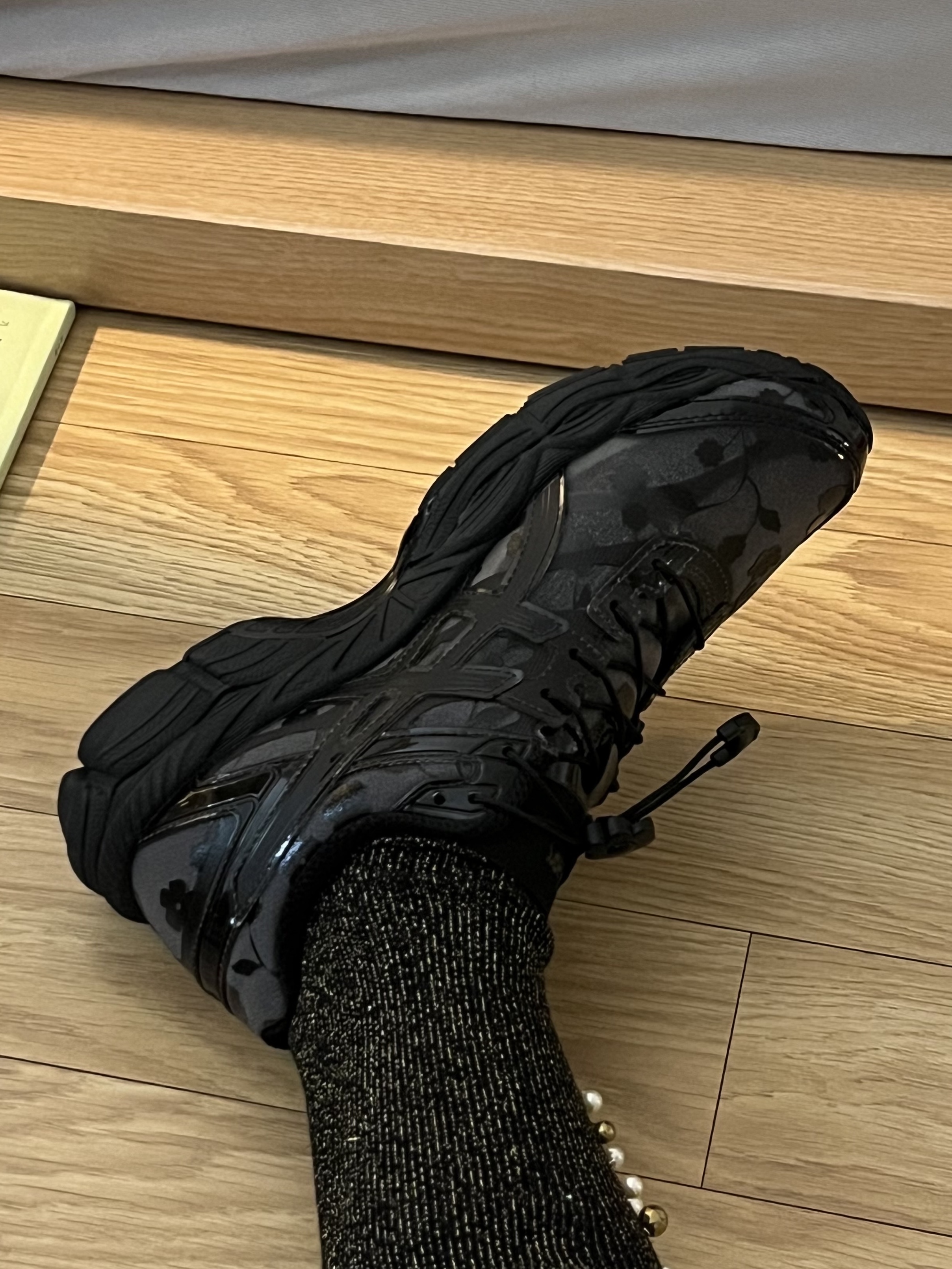 Asics x Cecilie Bahnsen Gel-Cumulus 16 Black 착용 스타일 - 3