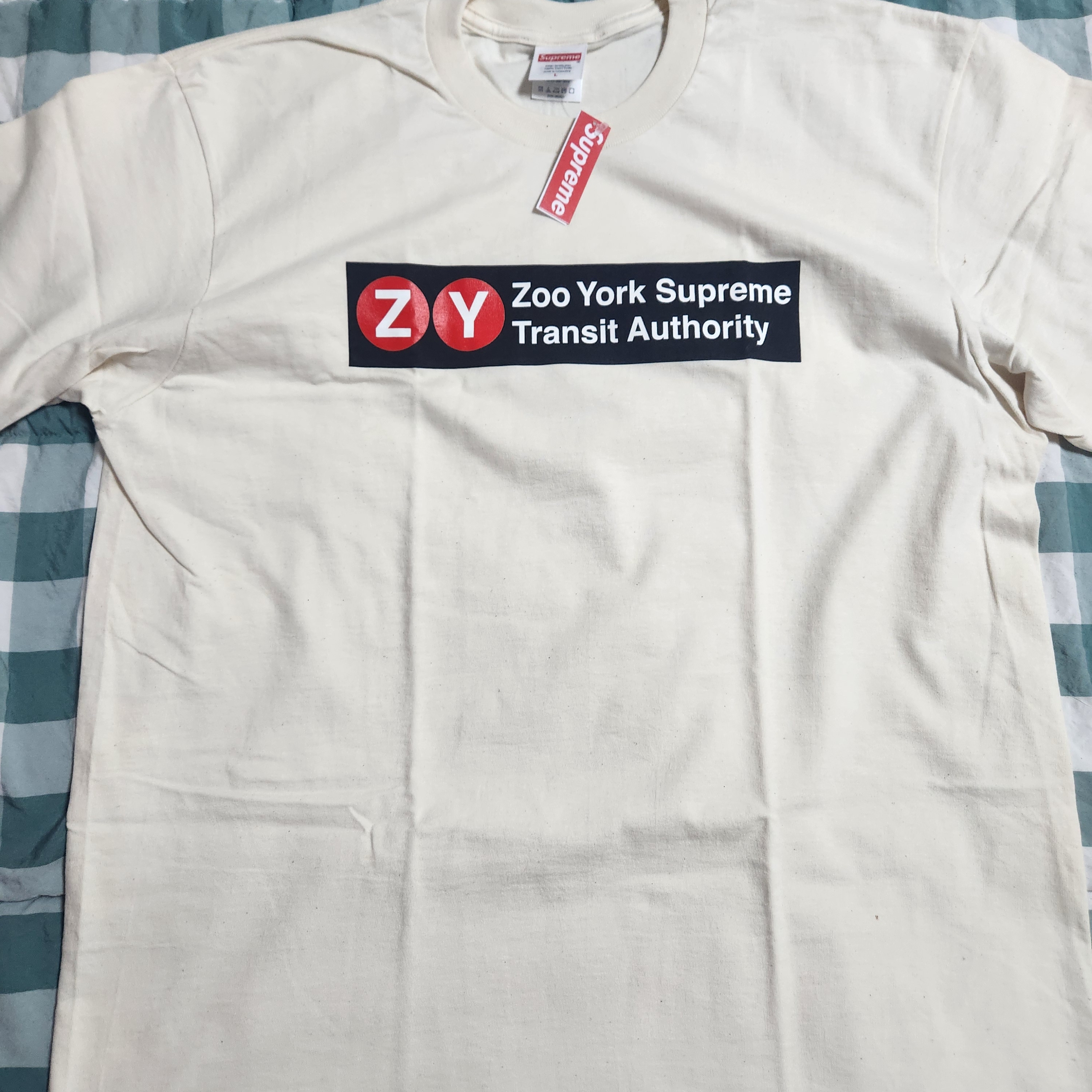 Supreme Capital S/S Top Pink - 25SS, Supreme x Zoo York Transit T-Shirt Natural - 25SS 착용 스타일 - 3