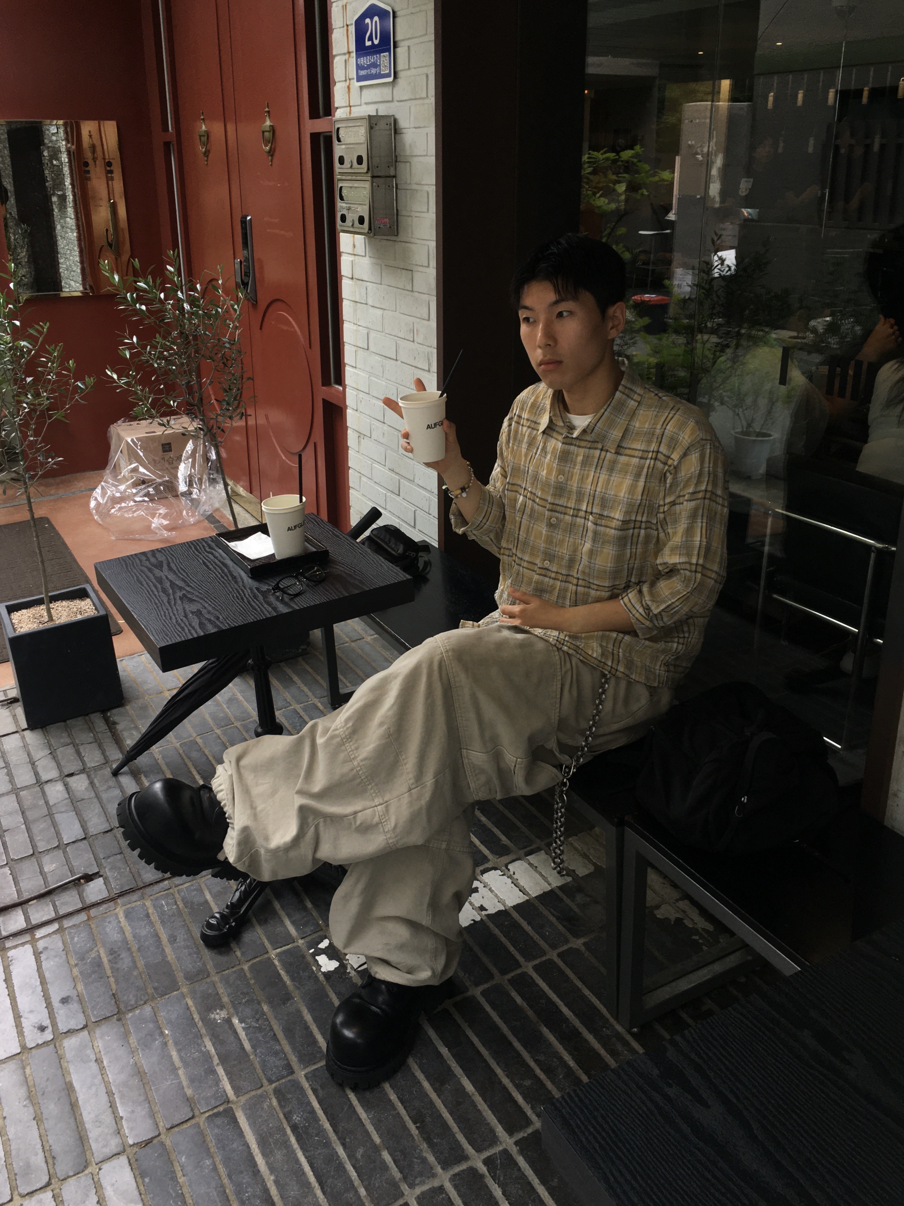Nonnod Double Knee Cover Pants Vintage Beige, Balenciaga Stomper Bootie Black 착용 스타일 - 1