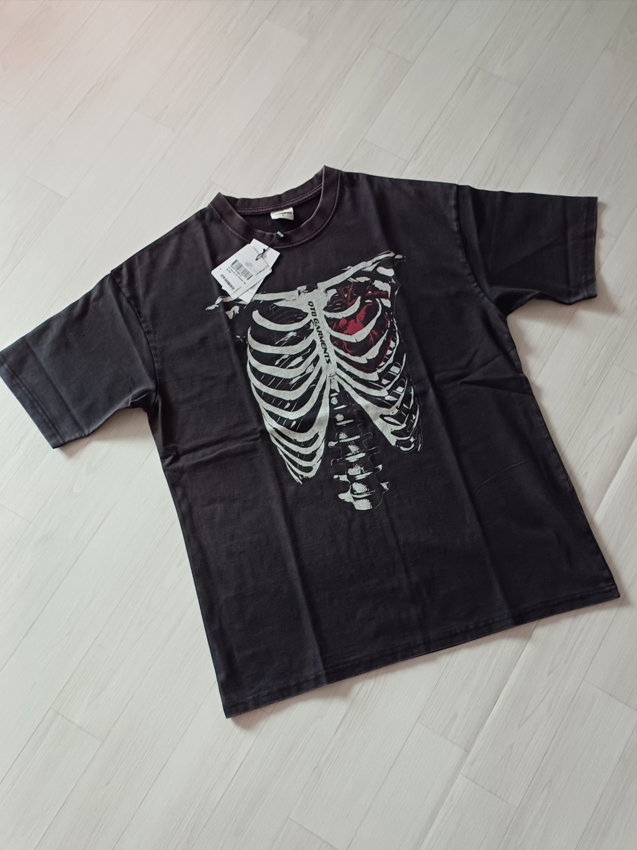 QT8 GARMENTS Bones AQ Washed Tee Black 착용 스타일