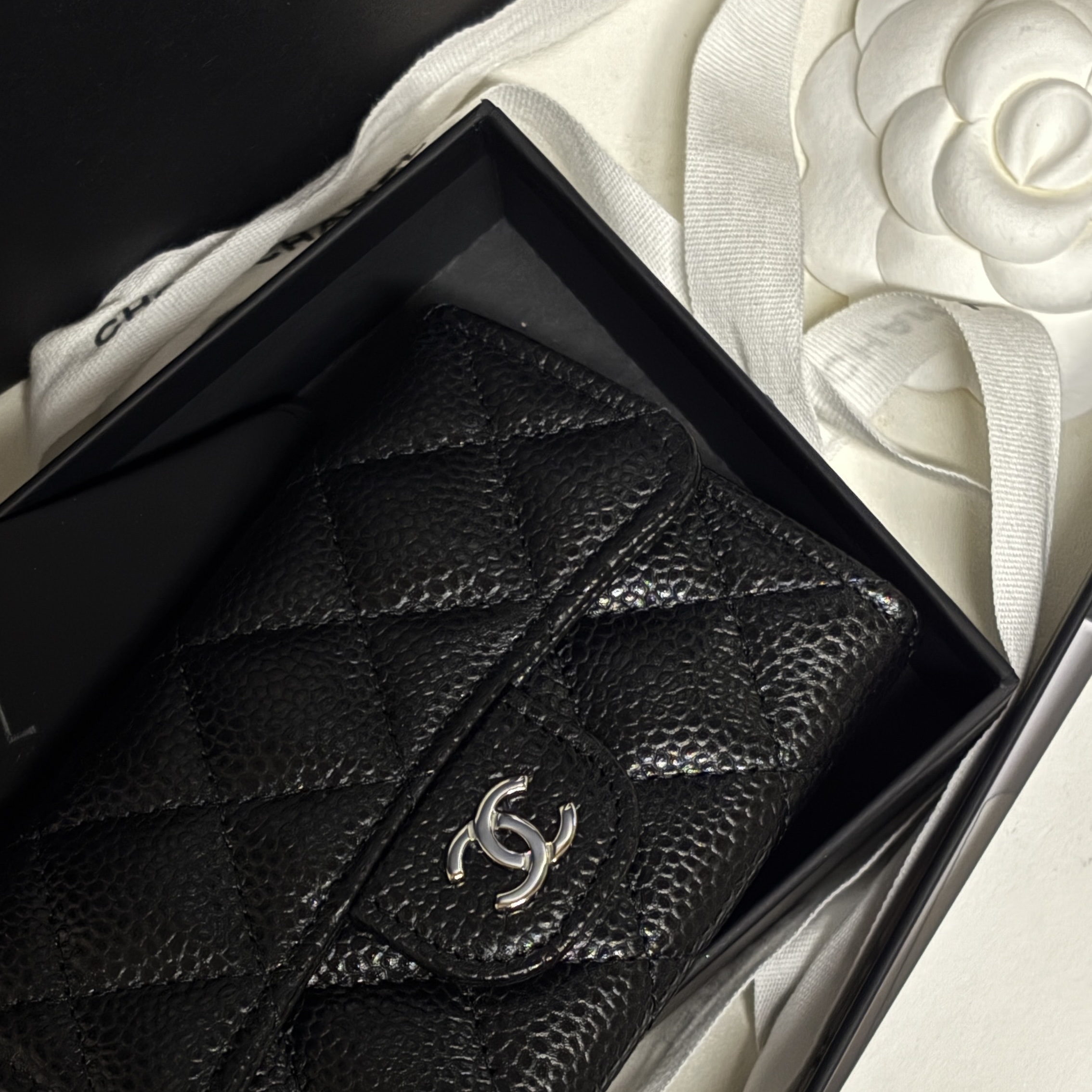 Chanel Classic Card Holder Grained Calfskin & Silver Black 착용 스타일