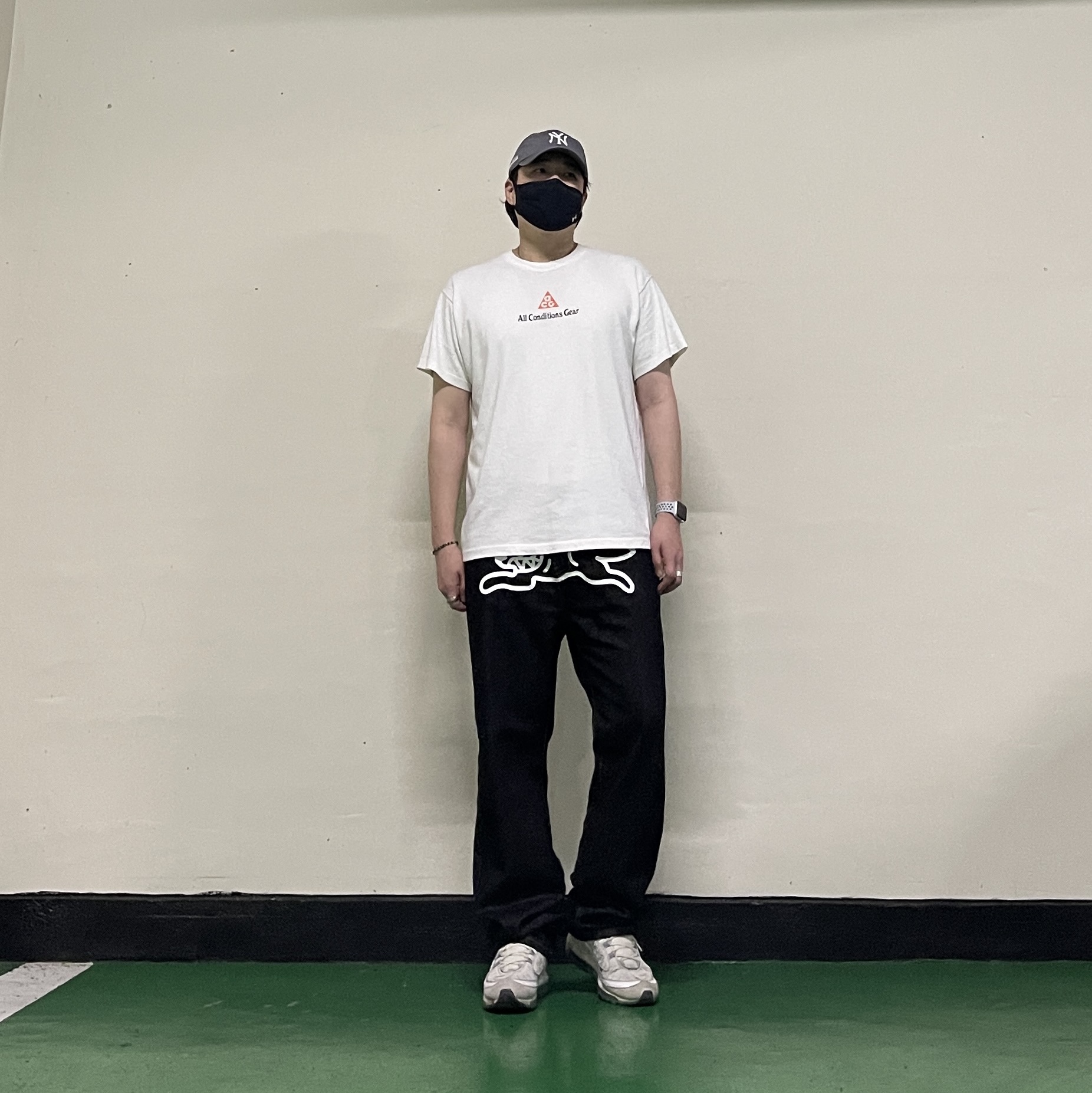 Nike ACG Vortex T-Shirt Summit White - Asia, New Era x MoMA New York Yankees Cap Storm Gray 착용 스타일 - 1