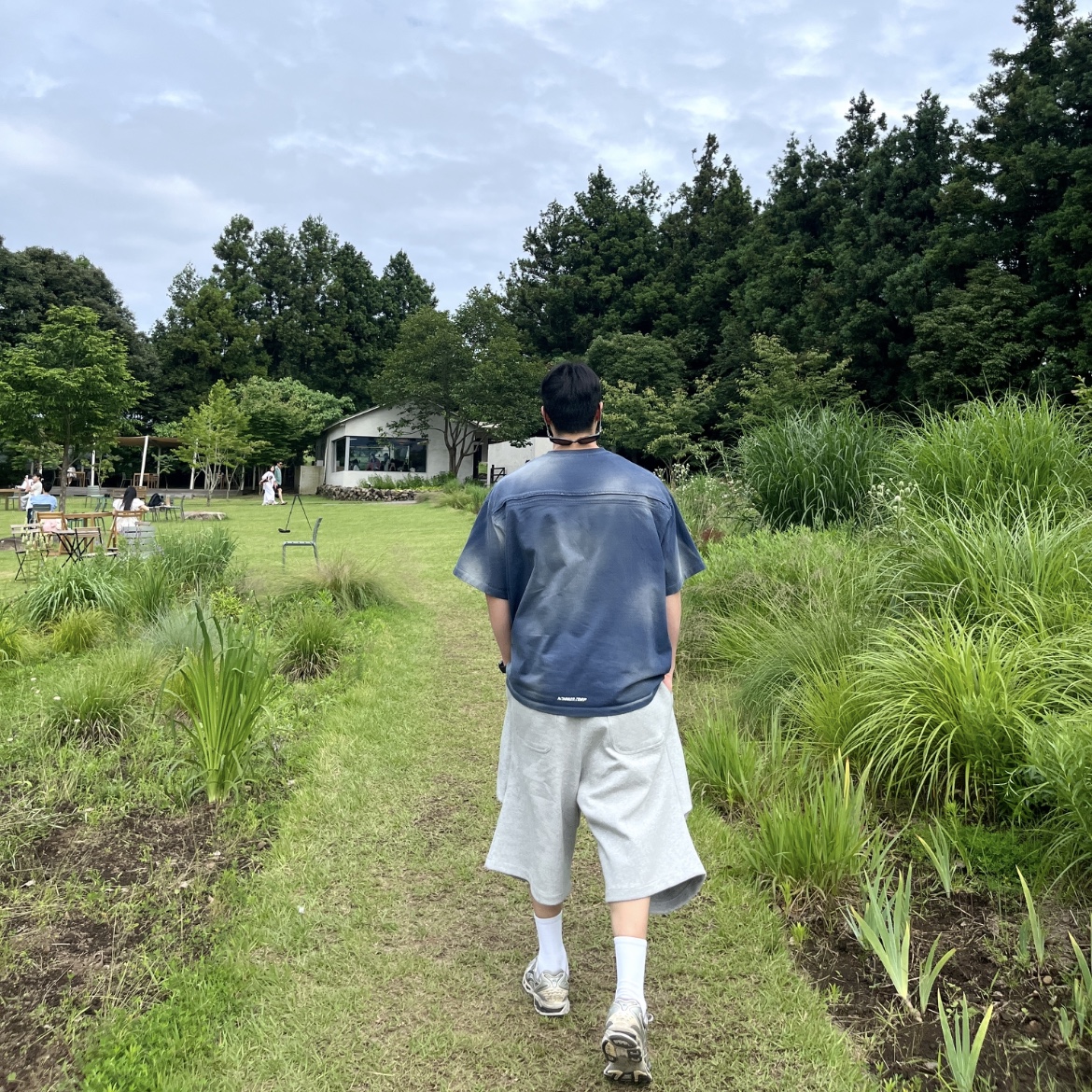 Nonnod Scuba Shorts Grey, Nonnod Back Detail T-Shirt Washed Navy 착용 스타일