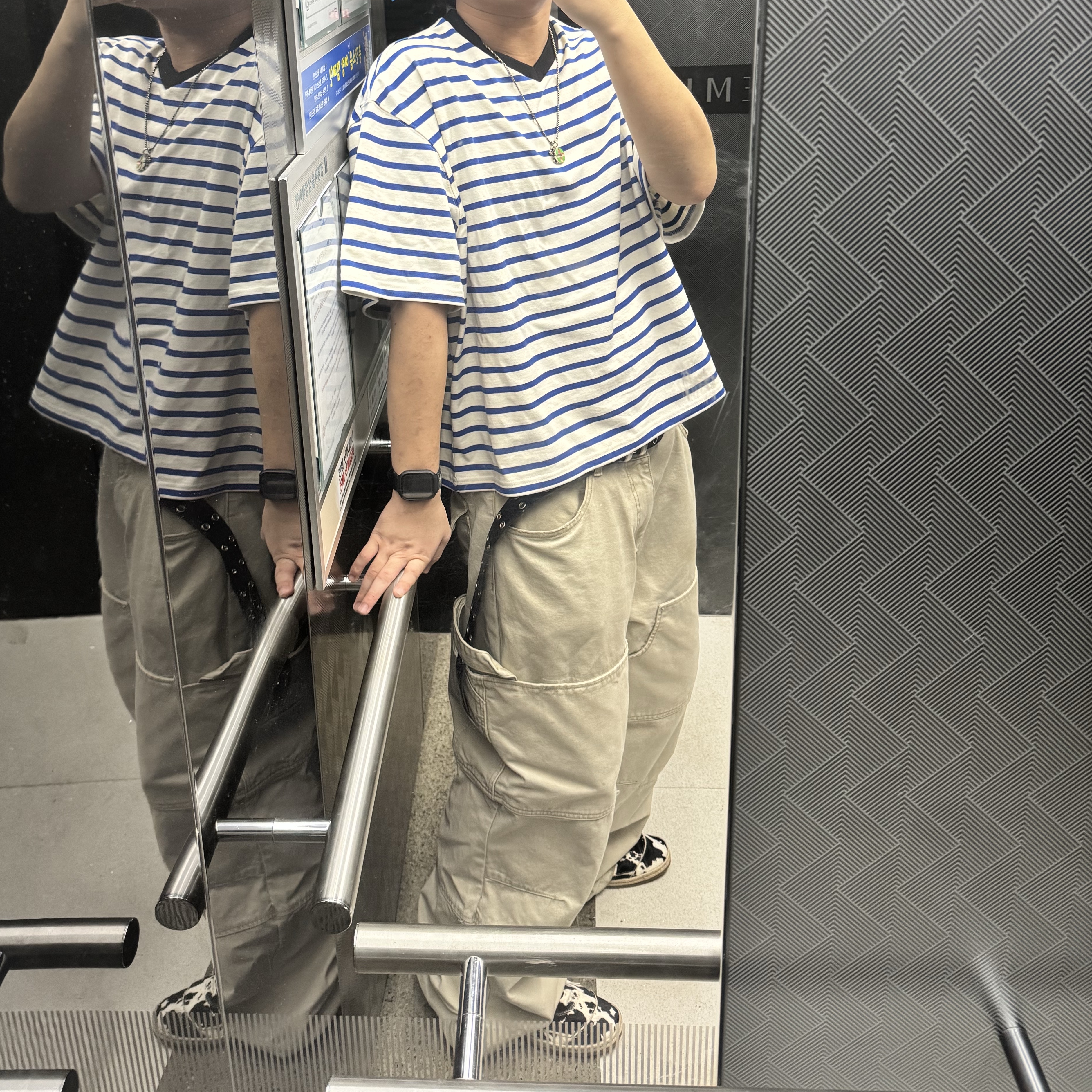 Nonnod Cropped V-neck T-shirt Blue stripe, Nonnod Double Knee Cover Pants Vintage Beige 착용 스타일