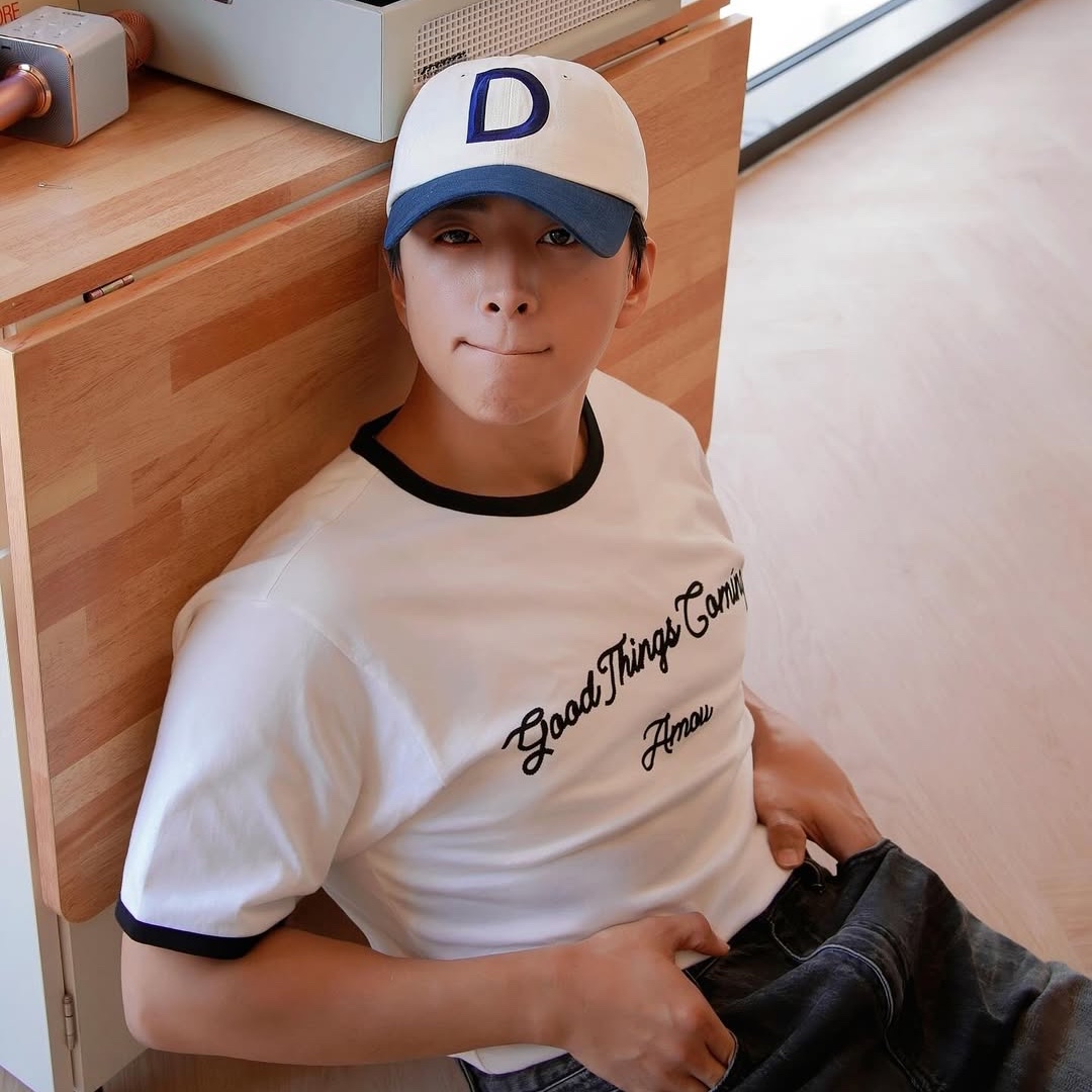 AMOU Good Things Coming Arch Logo Ringer Half T-Shirts White 착용 스타일