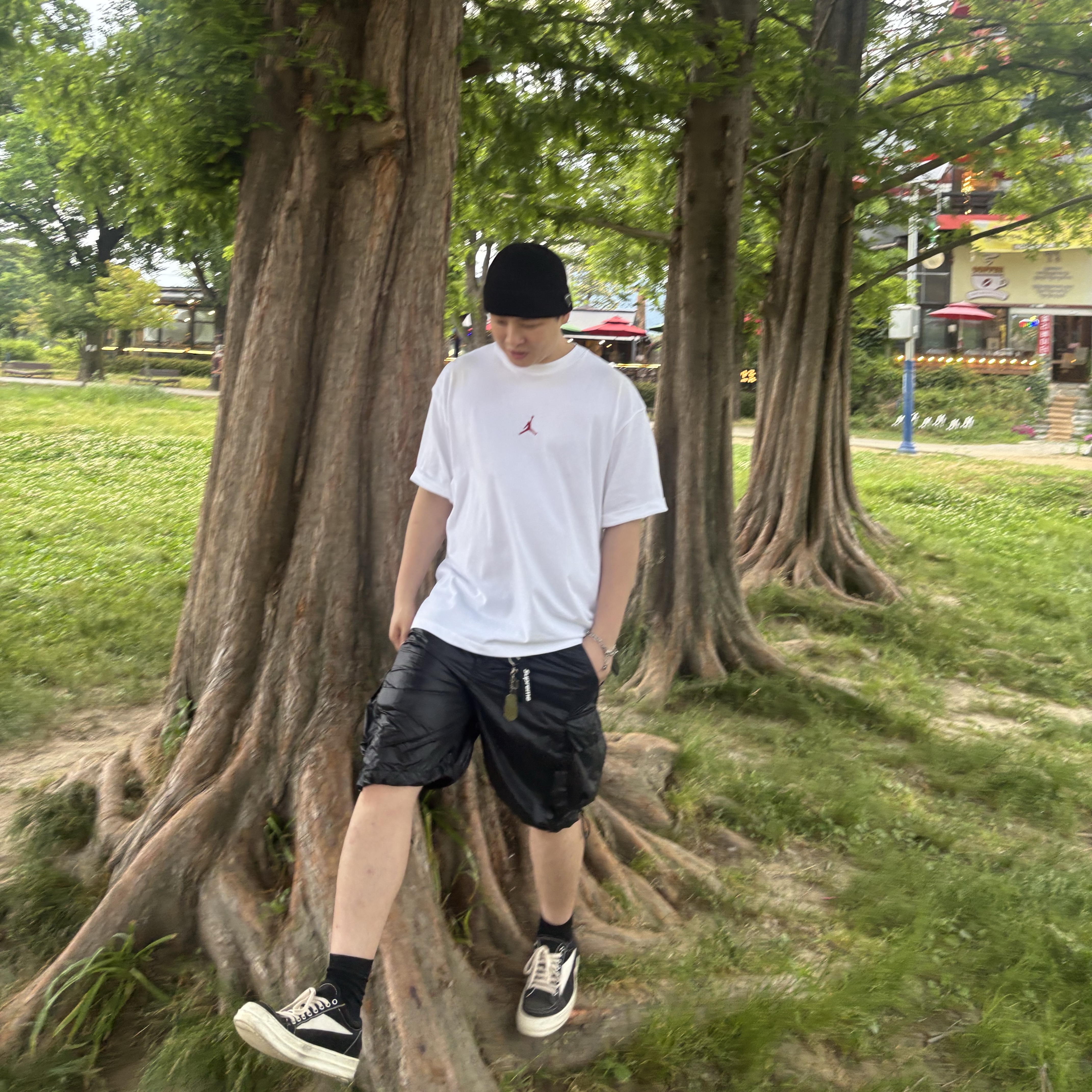 Prada Wool Beanie Black, Jordan Seoul T-Shirt White Varsity Red (IB9106-100) 착용 스타일 - 2