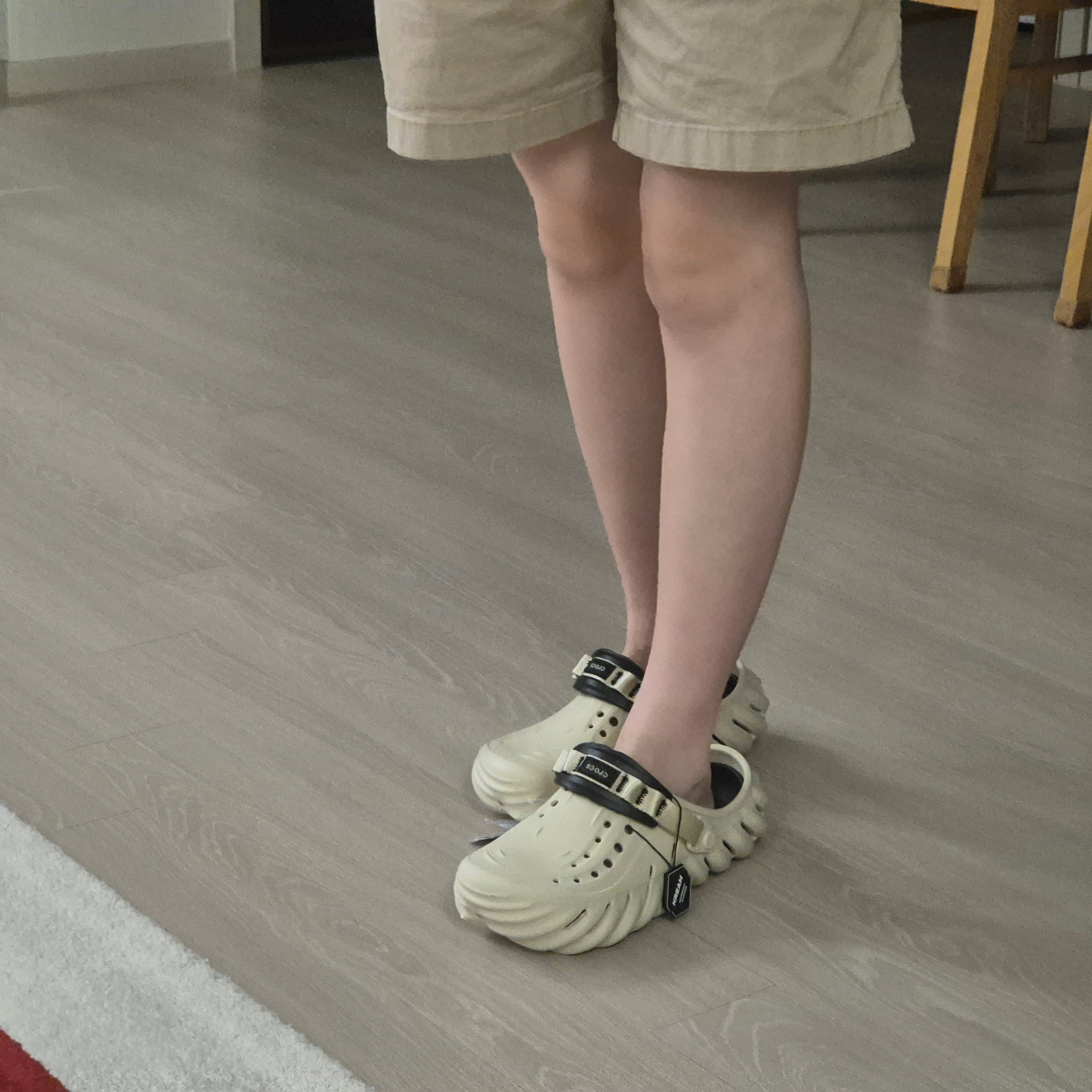 Crocs Echo Clog Bone Black 착용 스타일