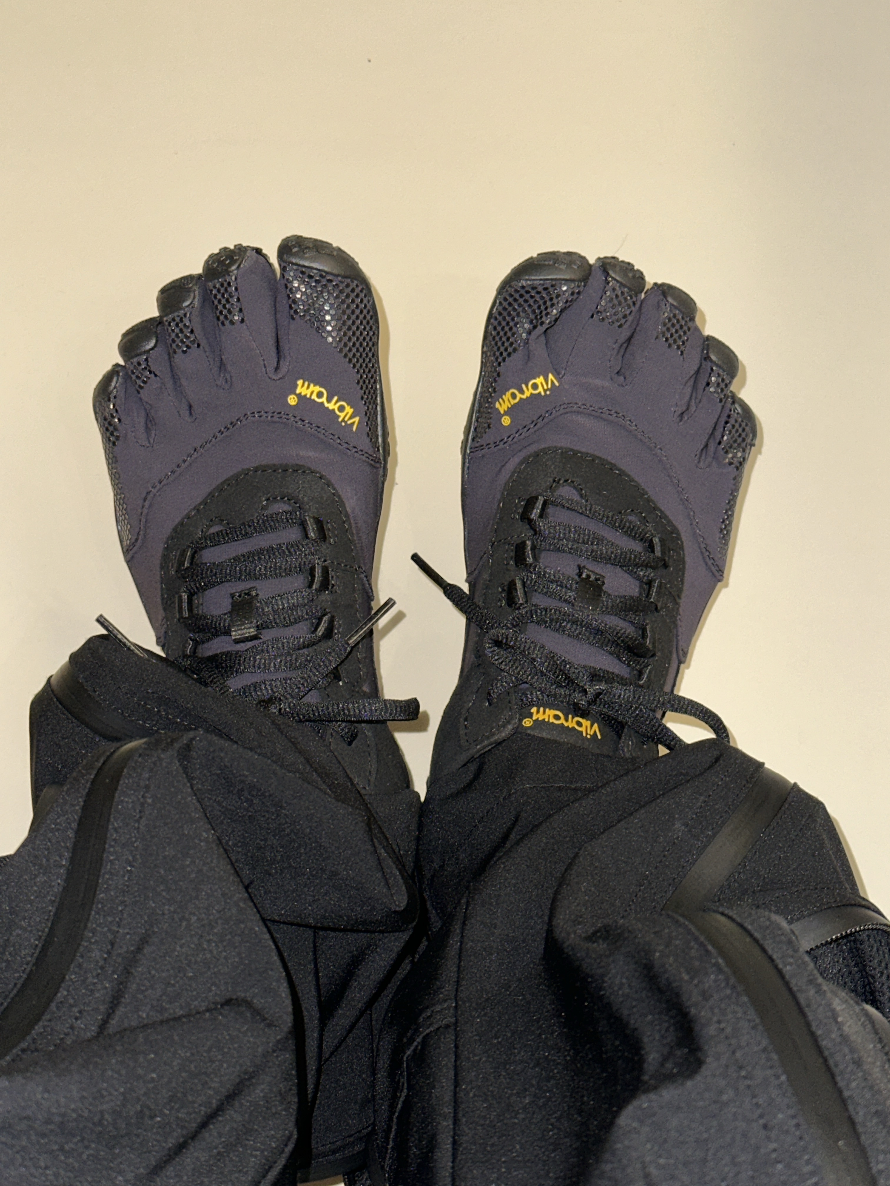 Vibram Fivefingers V-Trek Black 착용 스타일 - 1