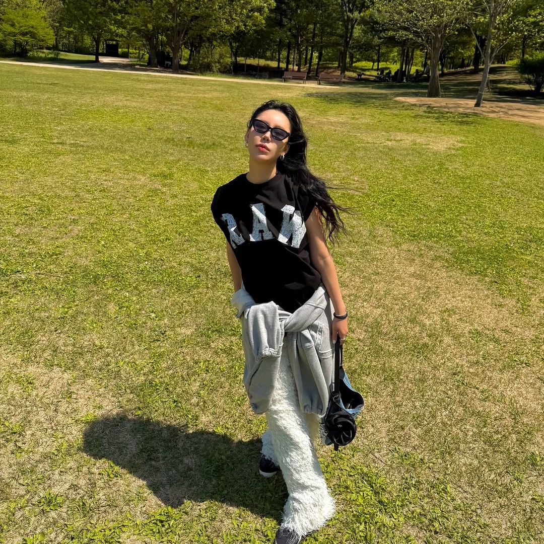 AMOU Raw Sketch Half T-Shirts Black 착용 스타일